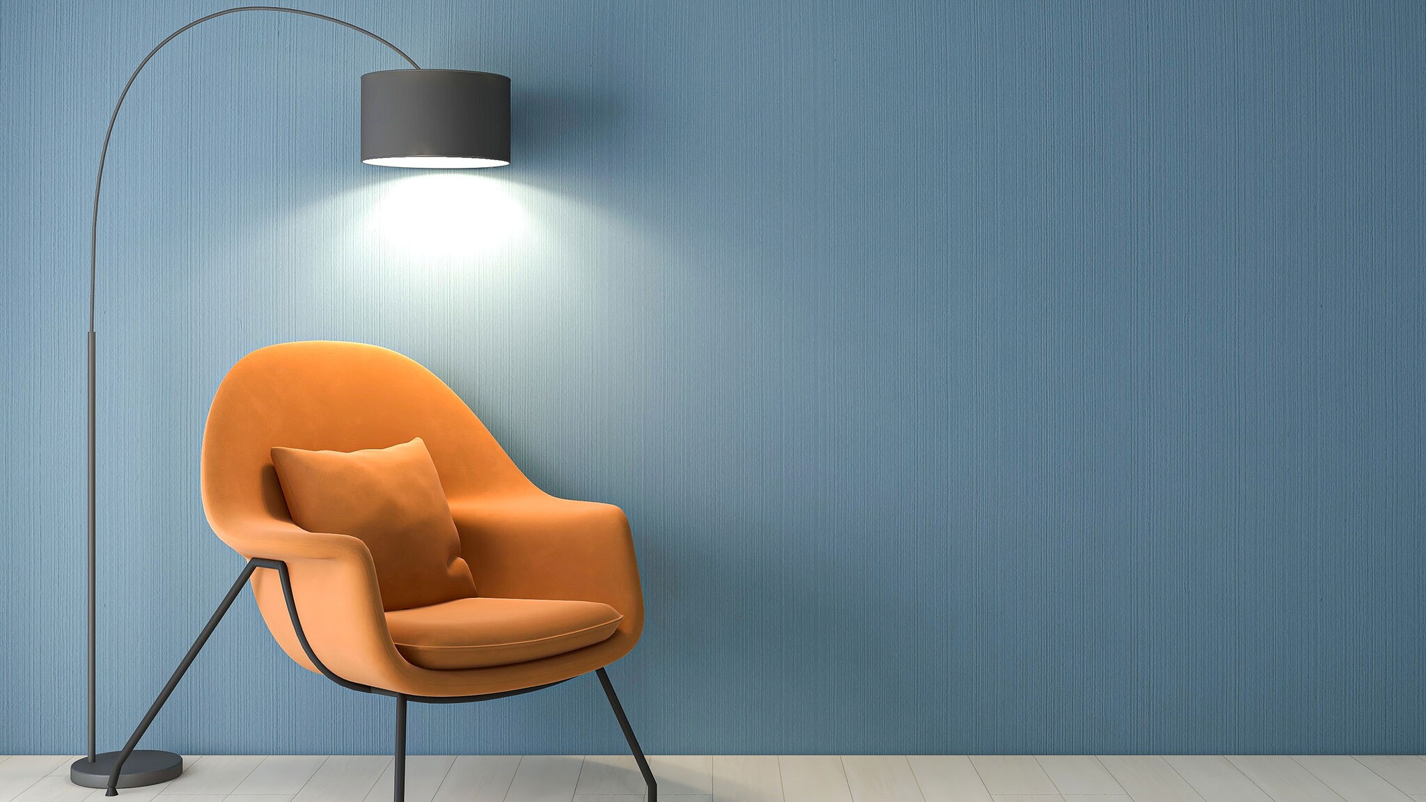 Ein Sessel und eine Lampe stehen vor einer blauen Wand.