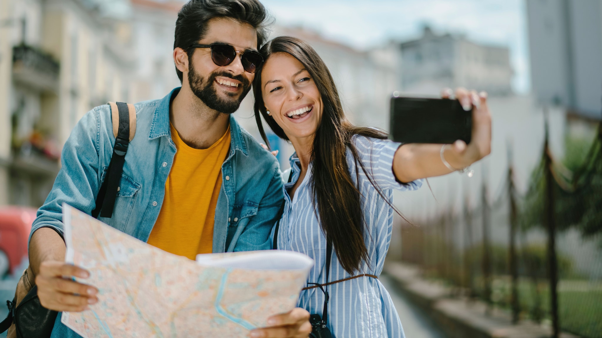 Eine Frau und ein Mann machen mit ihrem Smartphone ein Selfie.