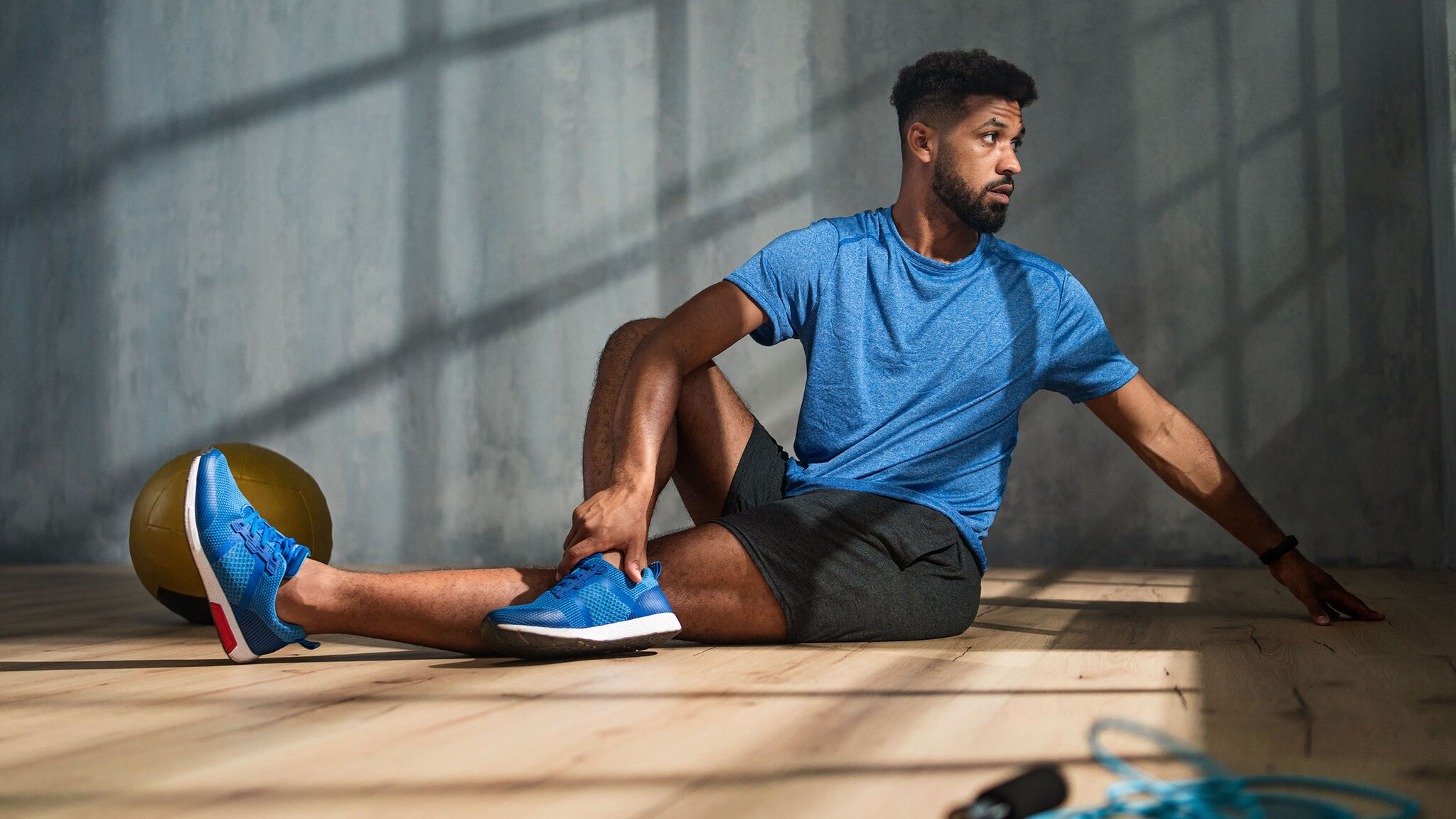 Ein Mann macht eine Sportübung.