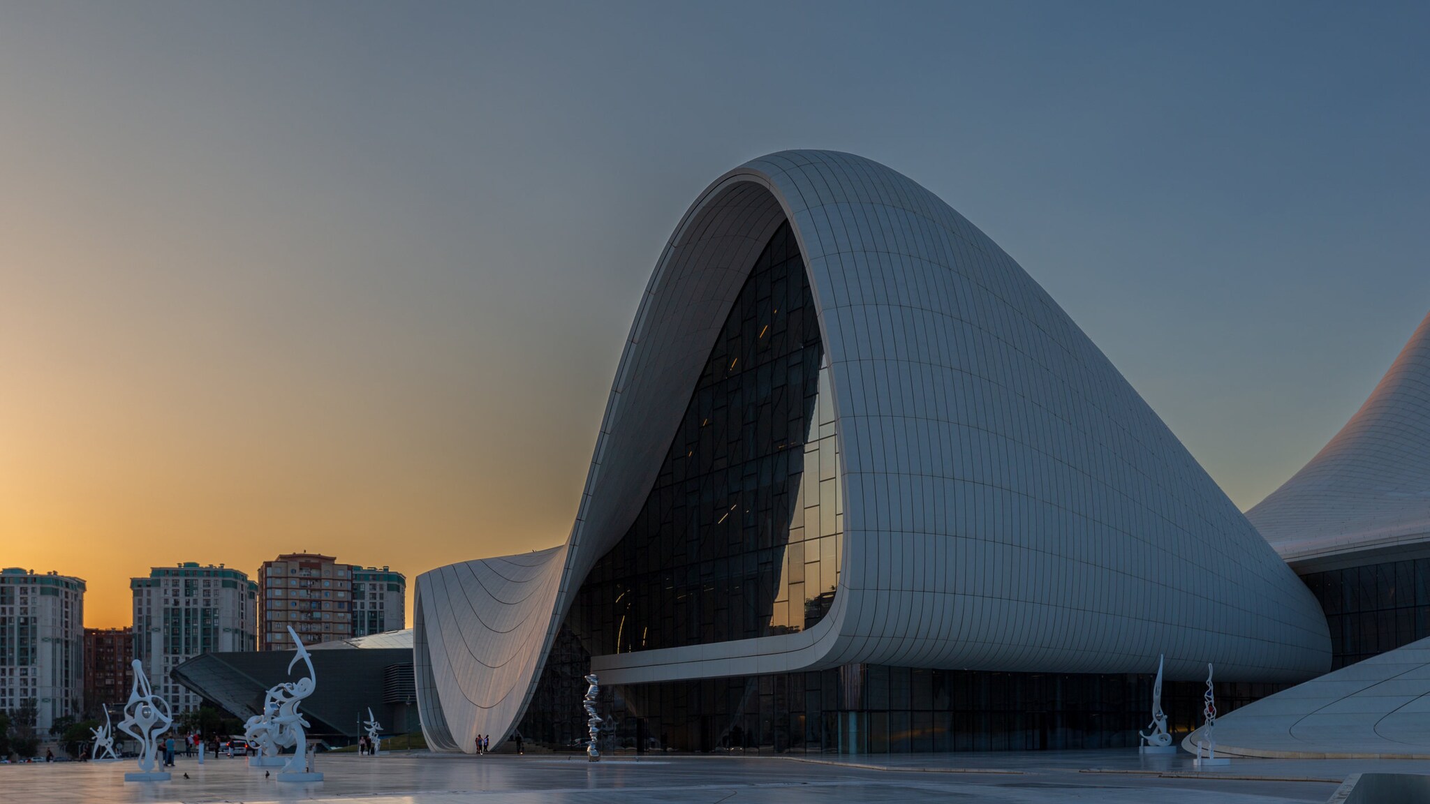 Das ikonische geschwungenes Heydar Aliyev Centre von Zaha Hadid in Baku, Aserbaidschan bei Dämmerung.