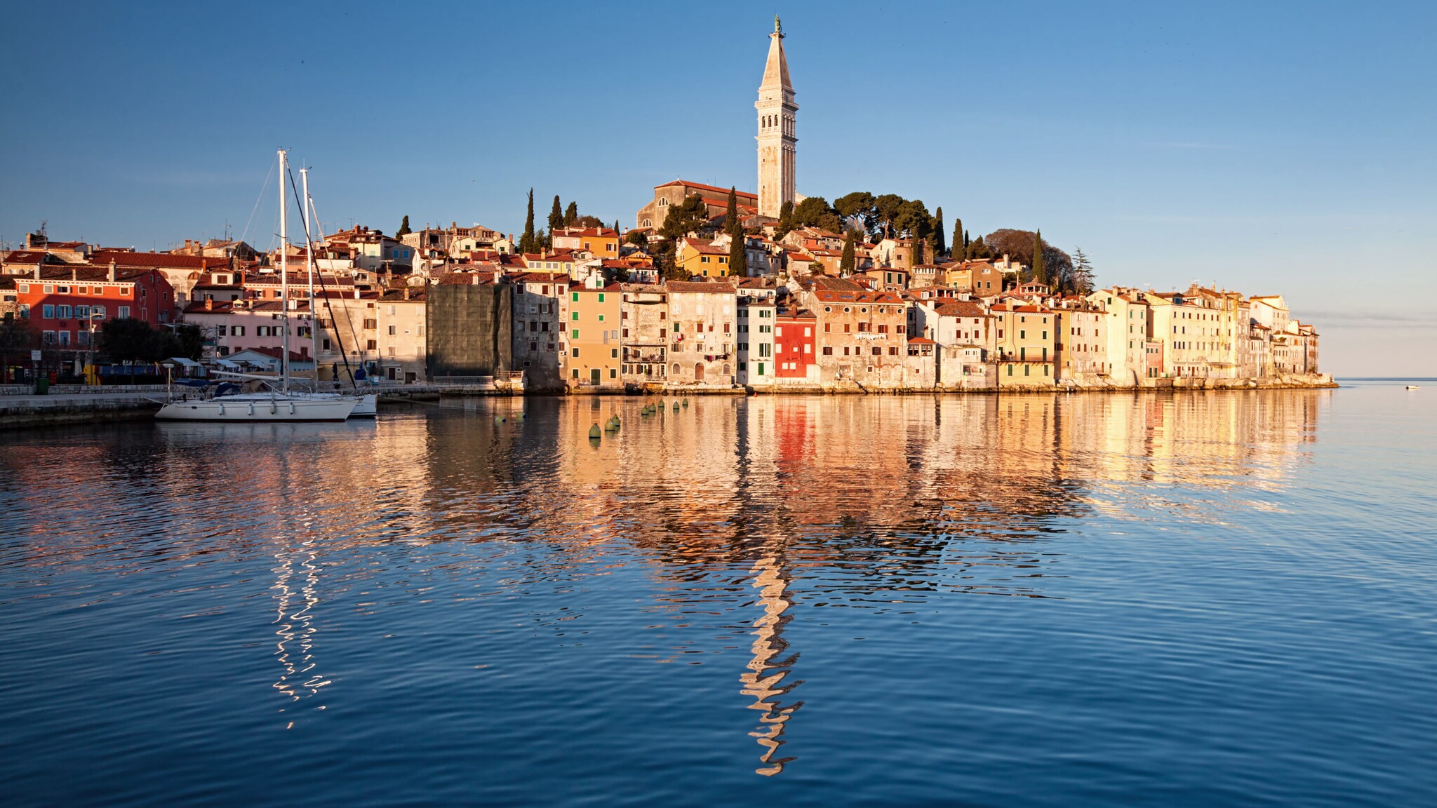 Blick auf eine malerische kroatische Stadt, die sich im Wasser spiegelt.