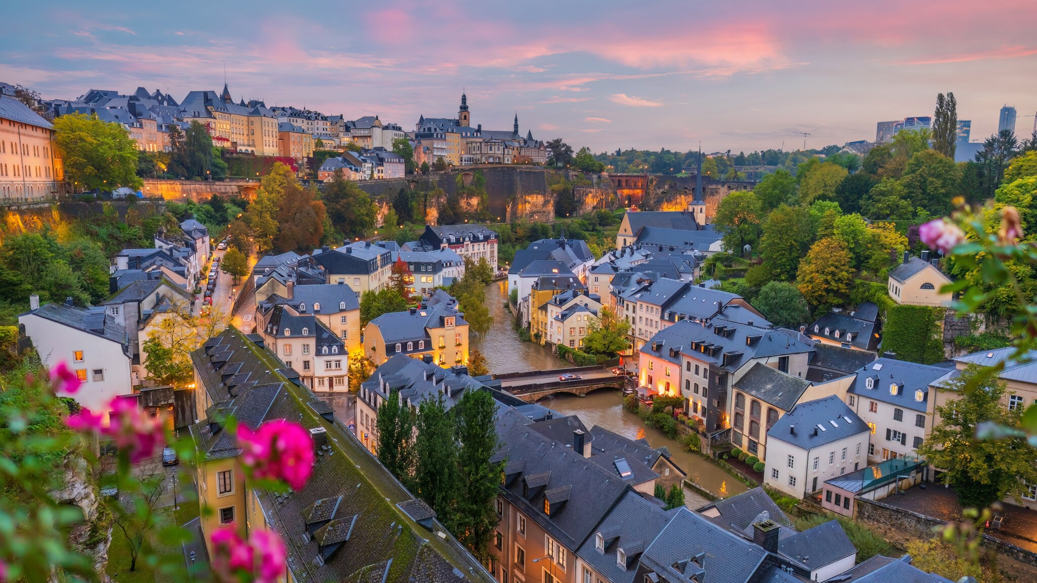 Luxemburgs Altstadt von oben an einem lauen Sommerabend.