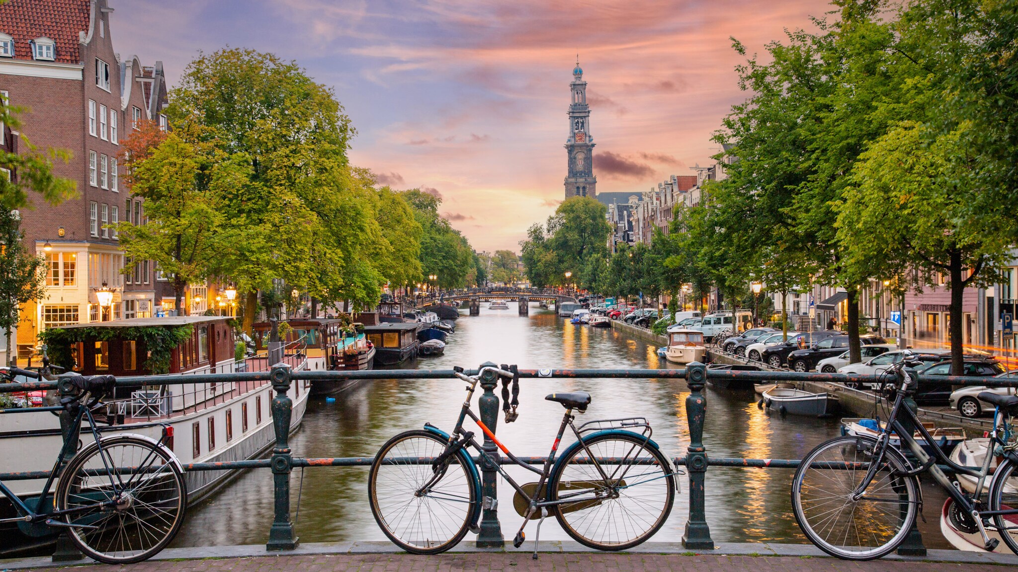 Angeschlossene Fahrräder auf einer Grachtenbrücke in Amsterdam.