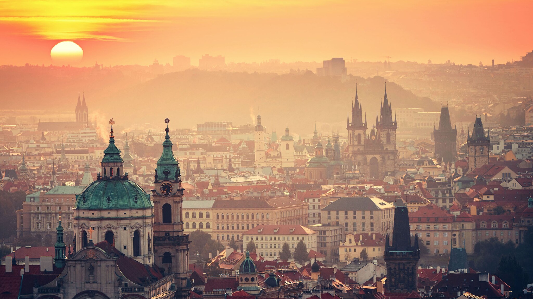 Die Stadt Prag mit seinen historischen Gebäuden bei Sonnenaufgang.
