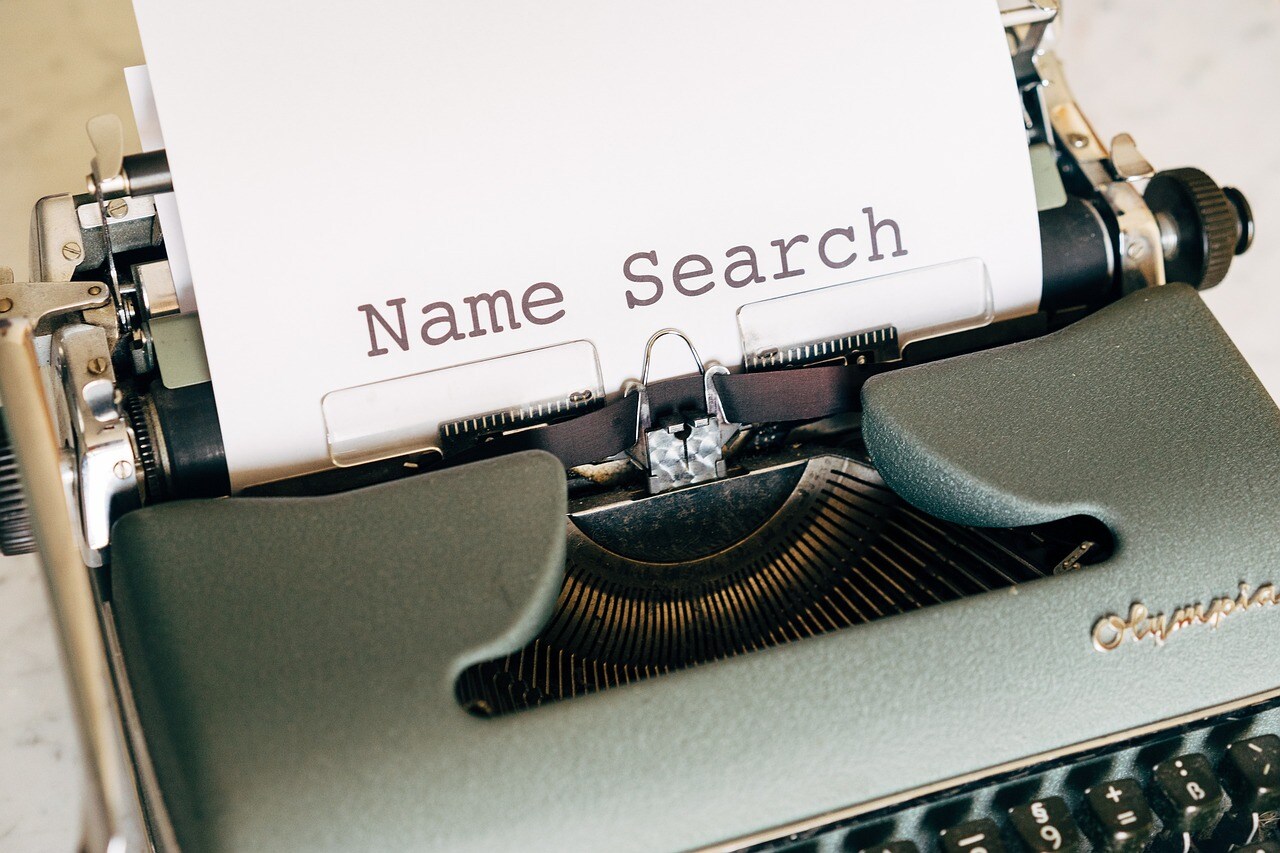 Schreibmaschine mit Papier und dem Text ‚Name Search Nahaufnahme einer klassischen Schreibmaschine mit einem Blatt Papier, auf dem der Text ‚Name Search‘ steht. Das Bild symbolisiert die Suche nach einem Namen, etwa für ein Unternehmen, Produkt oder Projekt