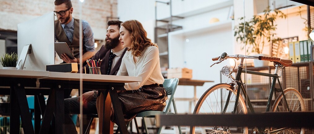 Couple customers holding mobile phone using smartphone apps, close up Blogbild: Junge Mitarbeitendeschauen zsm auf einen Bildschirm