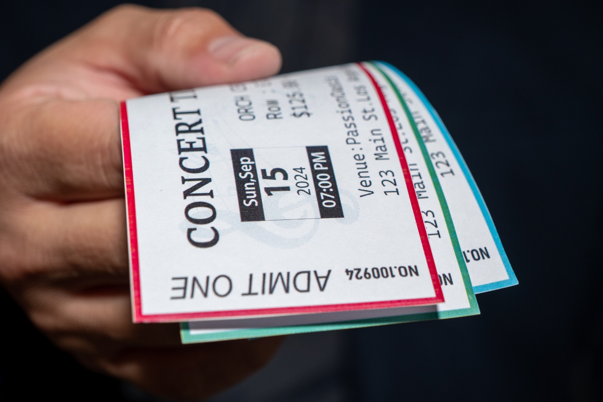 Artikelbild Person hält Tickets in der Hand