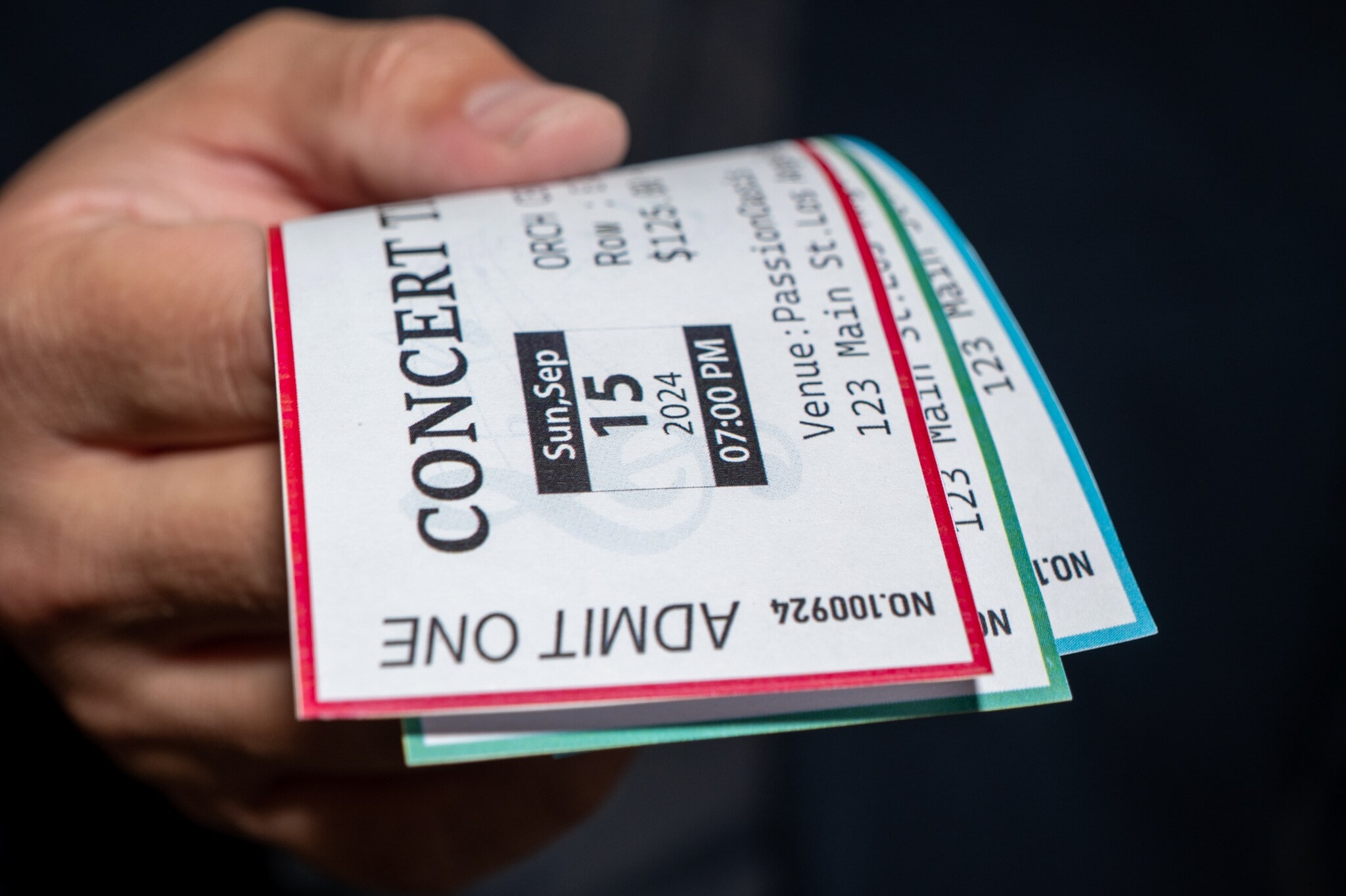 GettyImages-2168567208 Artikelbild Person hält Tickets in der Hand