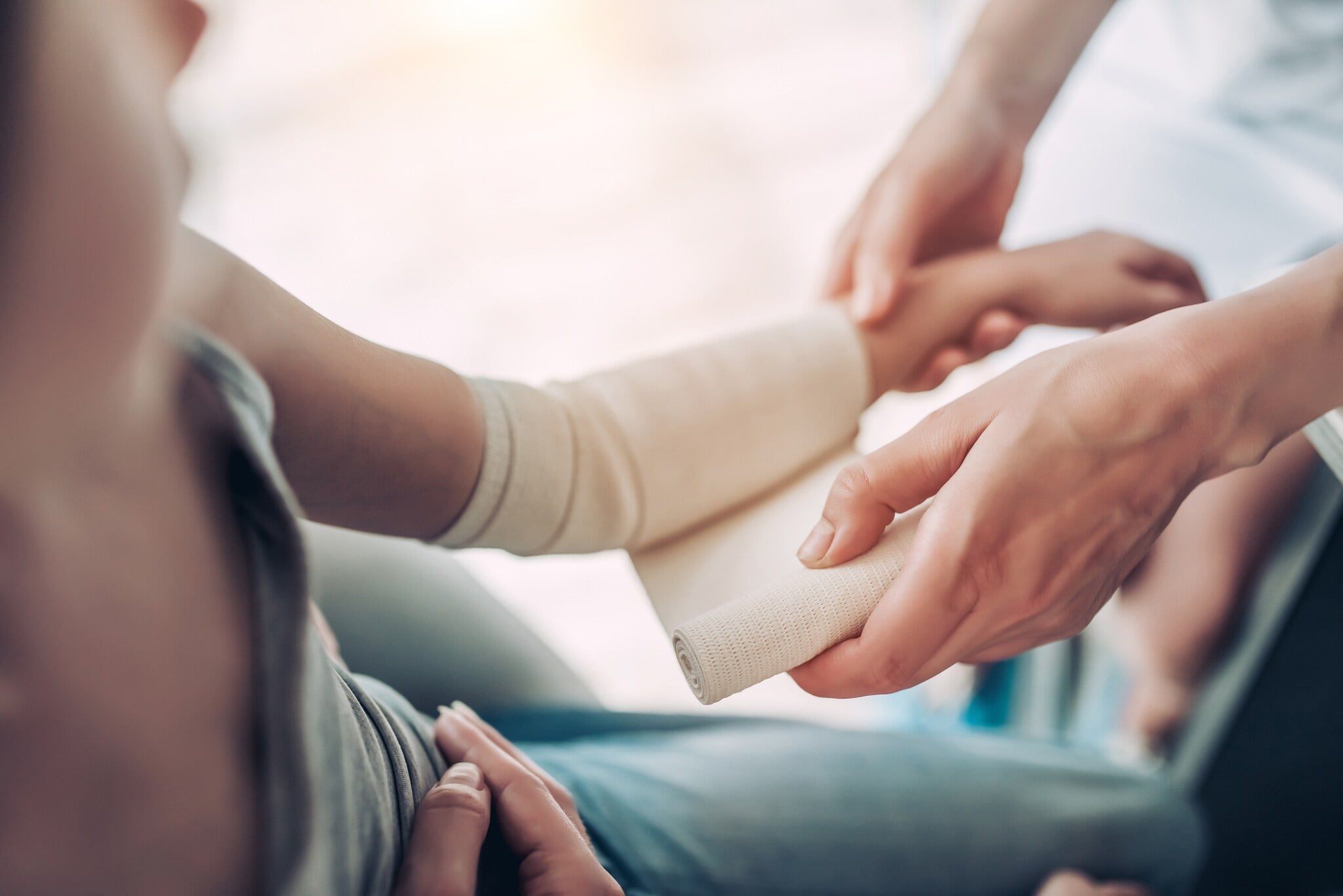Kind bekommt einen Gips beim Arzt