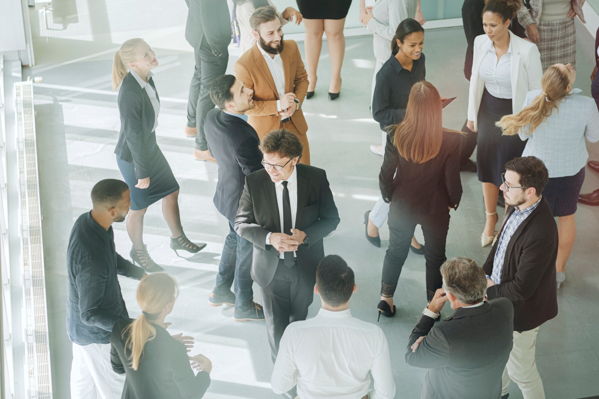 Mehrere Geschäftspersonen in formeller Kleidung stehen zusammen Mehrere Geschäftspersonen in formeller Kleidung stehen zusammen