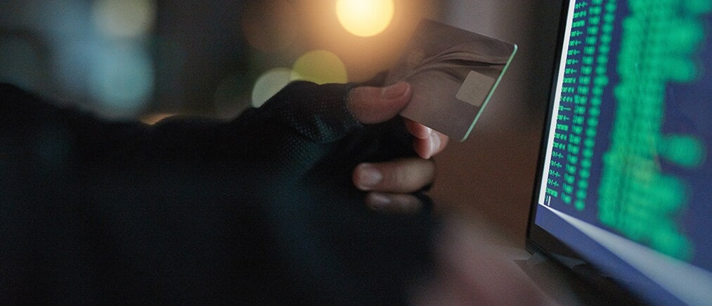 Couple customers holding mobile phone using smartphone apps, close up Blogbild: Hacker hält Kreditkarte