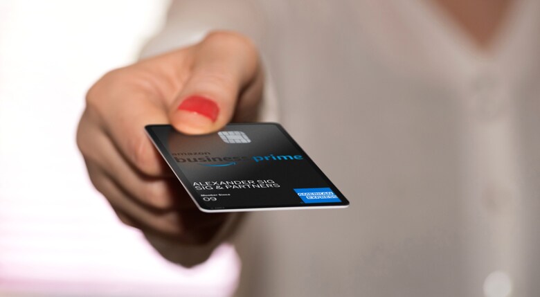 auszeichnung-kreditkarten-amazon-business-american-express_p Nahaufnahme einer Frau, die eine Kreditkarte in der Hand hält.
