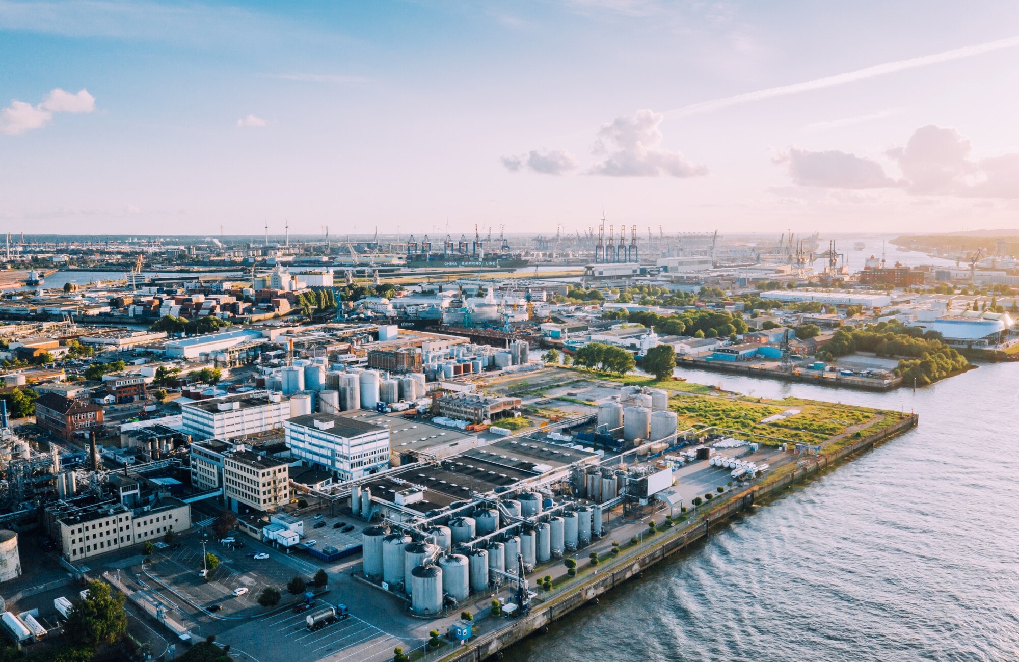 Luftaufnahme eines Hamburger Industriekomplexes Luftaufnahme eines Hamburger Industriekomplexes