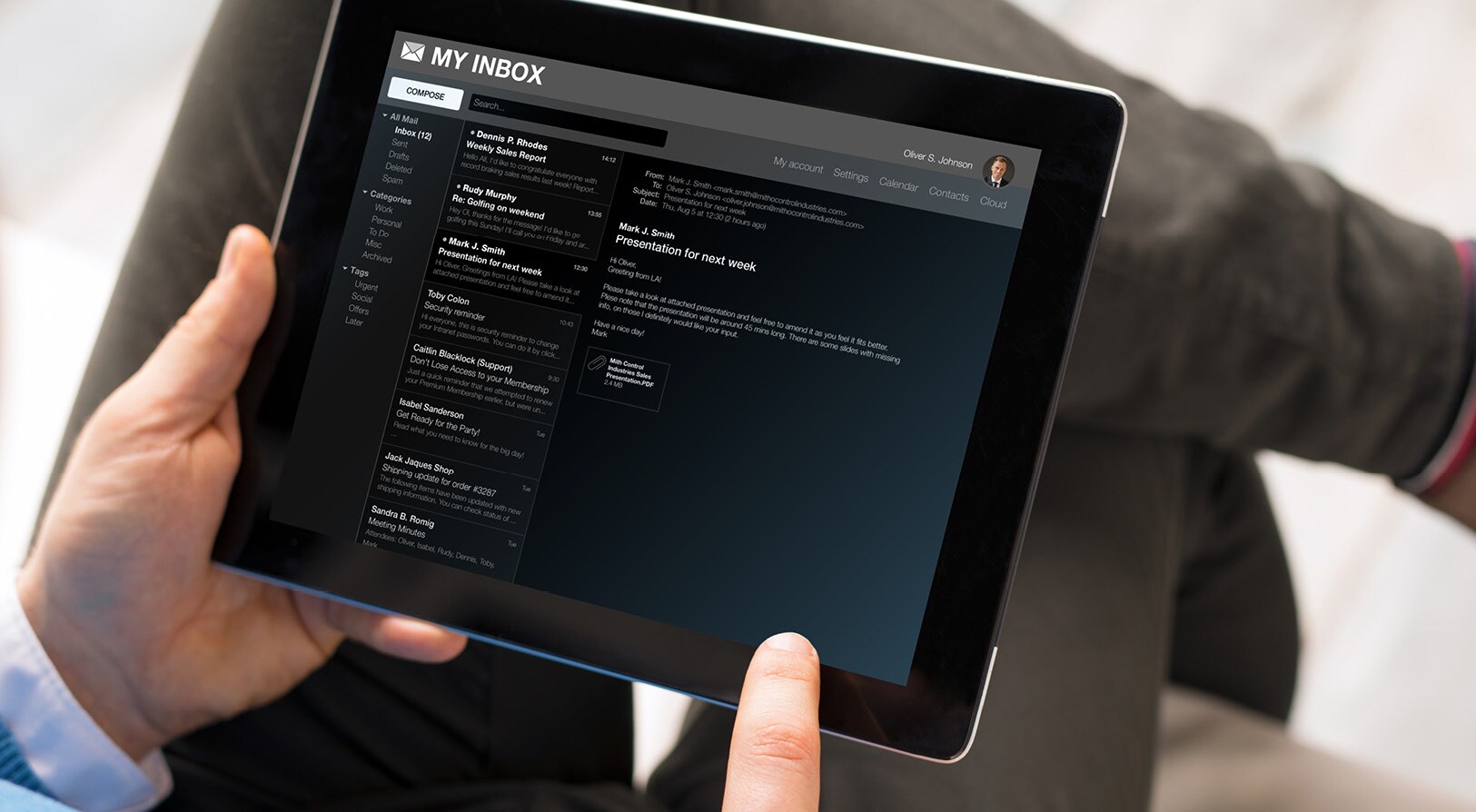 e-mail-marketing-trends-p Ein Mann liest seine E-Mails auf einem Tablet.