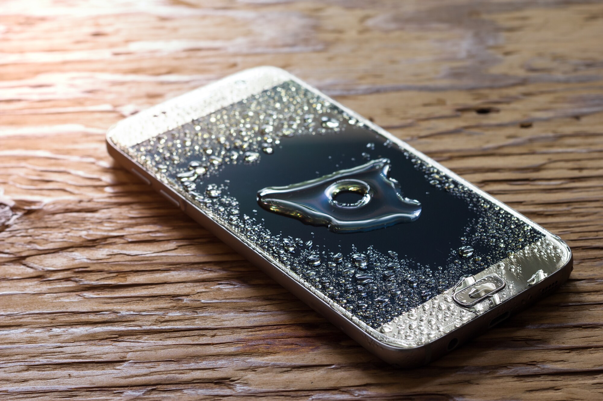 Artikelbild: Handy mit Wasserschaden