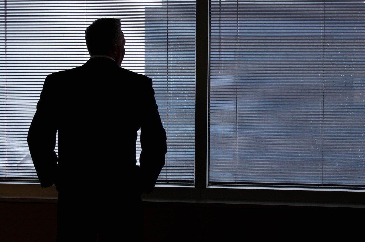 Businessman Blogbild: Ein Mann in einem Raum am Fenster