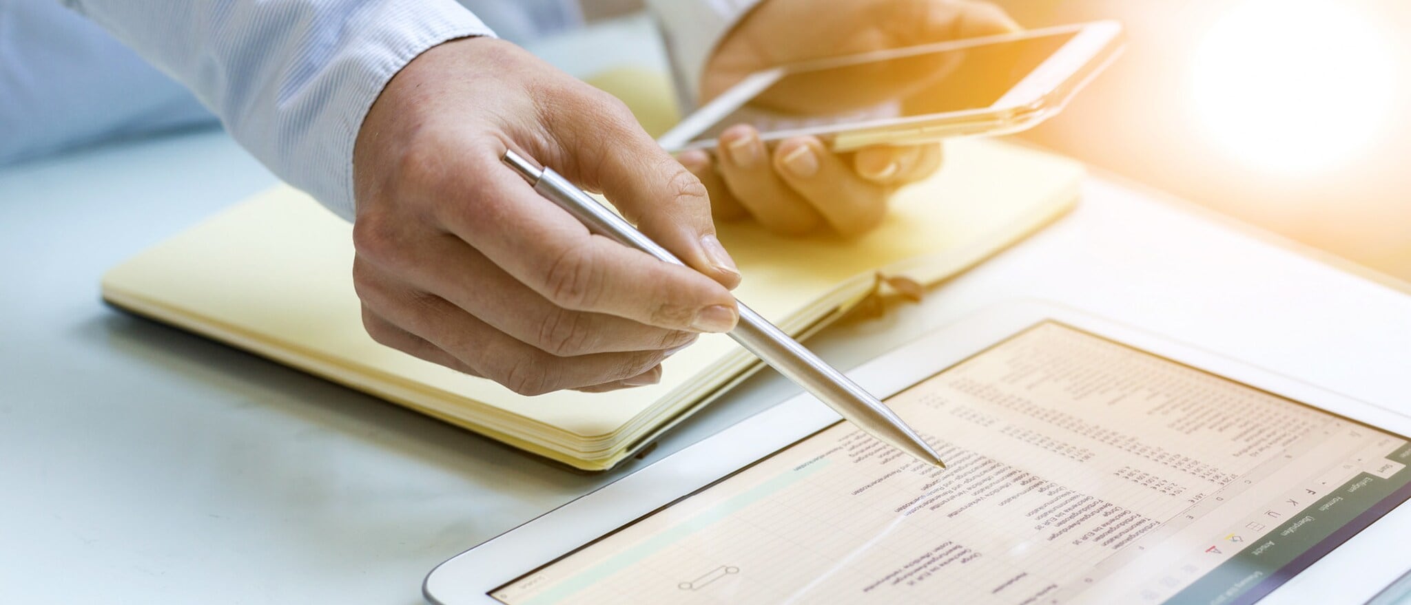 3-tipps-buchhaltung-h Nahaufnahme von zwei Händen, die mit Smartphone und Tablet arbeiten.