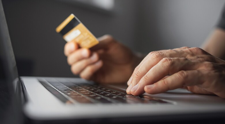 e-commerce-automatisierung-p Nahaufnahme von Kreditkarte und Laptop während des Online-Shoppings