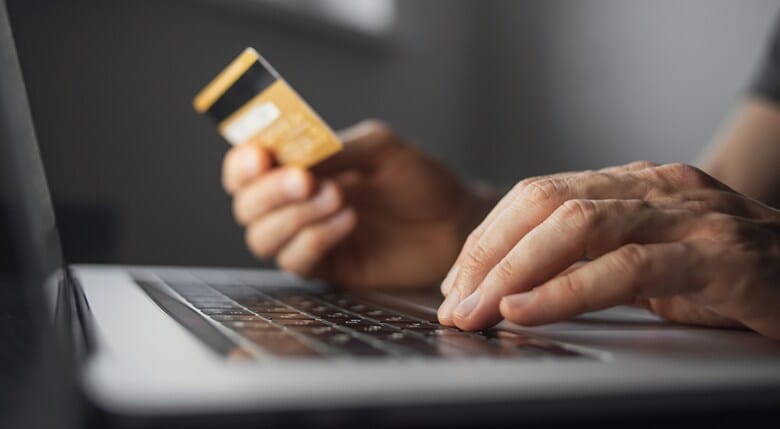 e-commerce-automatisierung-p Nahaufnahme von Kreditkarte und Laptop während des Online-Shoppings