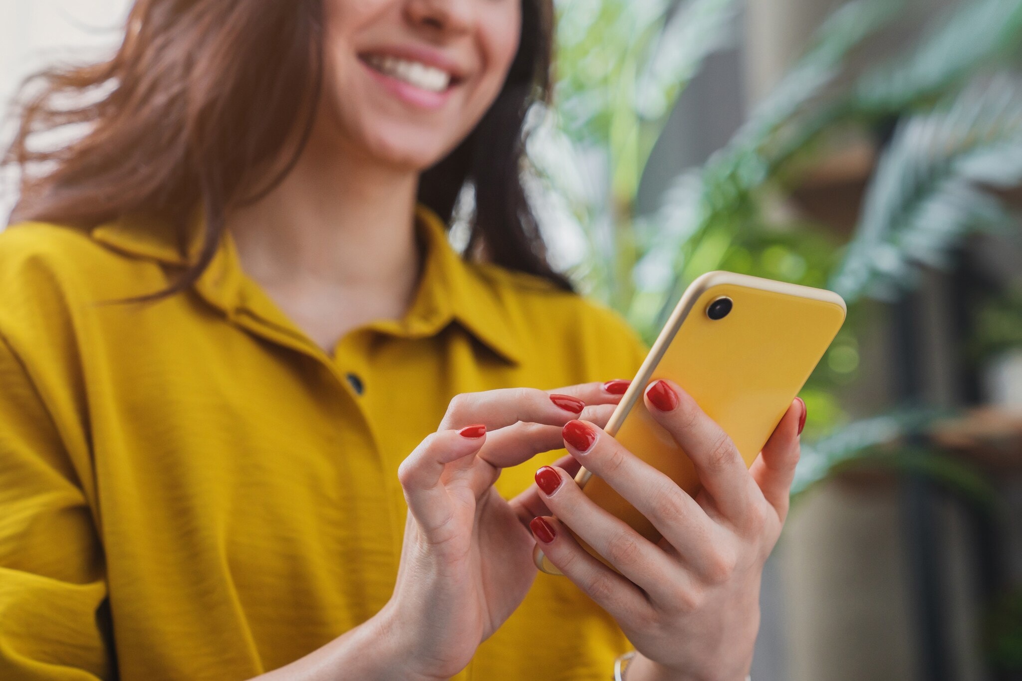 Inside-Creative-House-iStock-1254994299 Eine Person sucht etwas auf ihrem Smartphone.