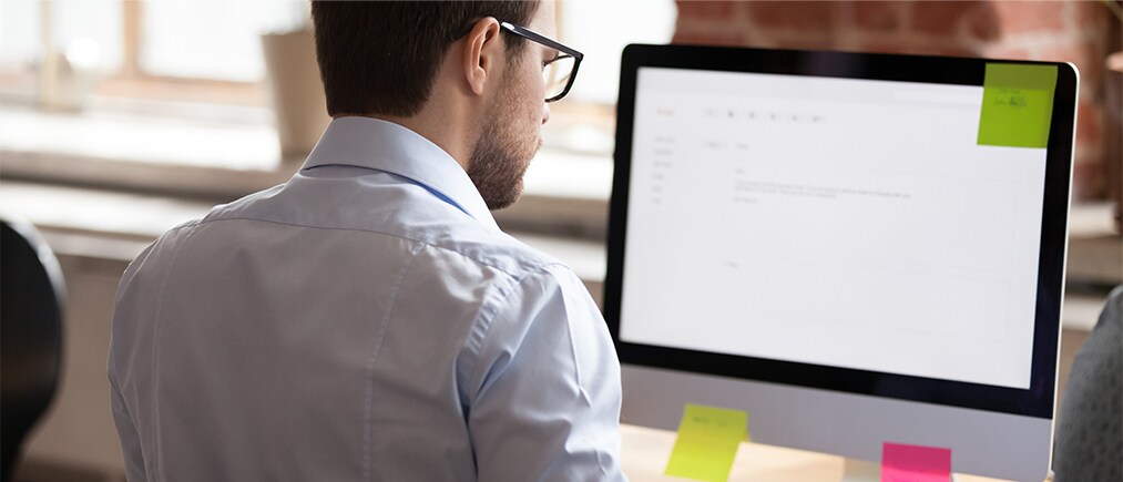 Blogbild: Person sitzt vor einem Computer