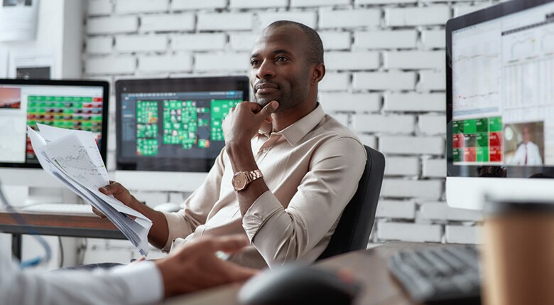 geschaeftsidee-erweitern-und-umsetzen-p Mann sitzt und denkt.