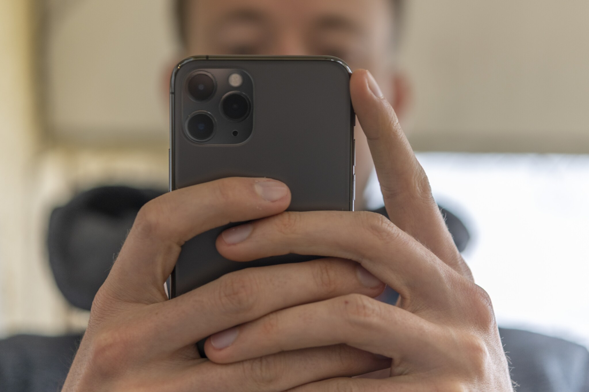 Artikelbild Person hält iPhone 11