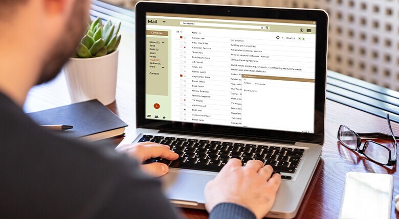 erfolgreiches-e-mail-marketing-p Mann tippt auf seinen Laptop.