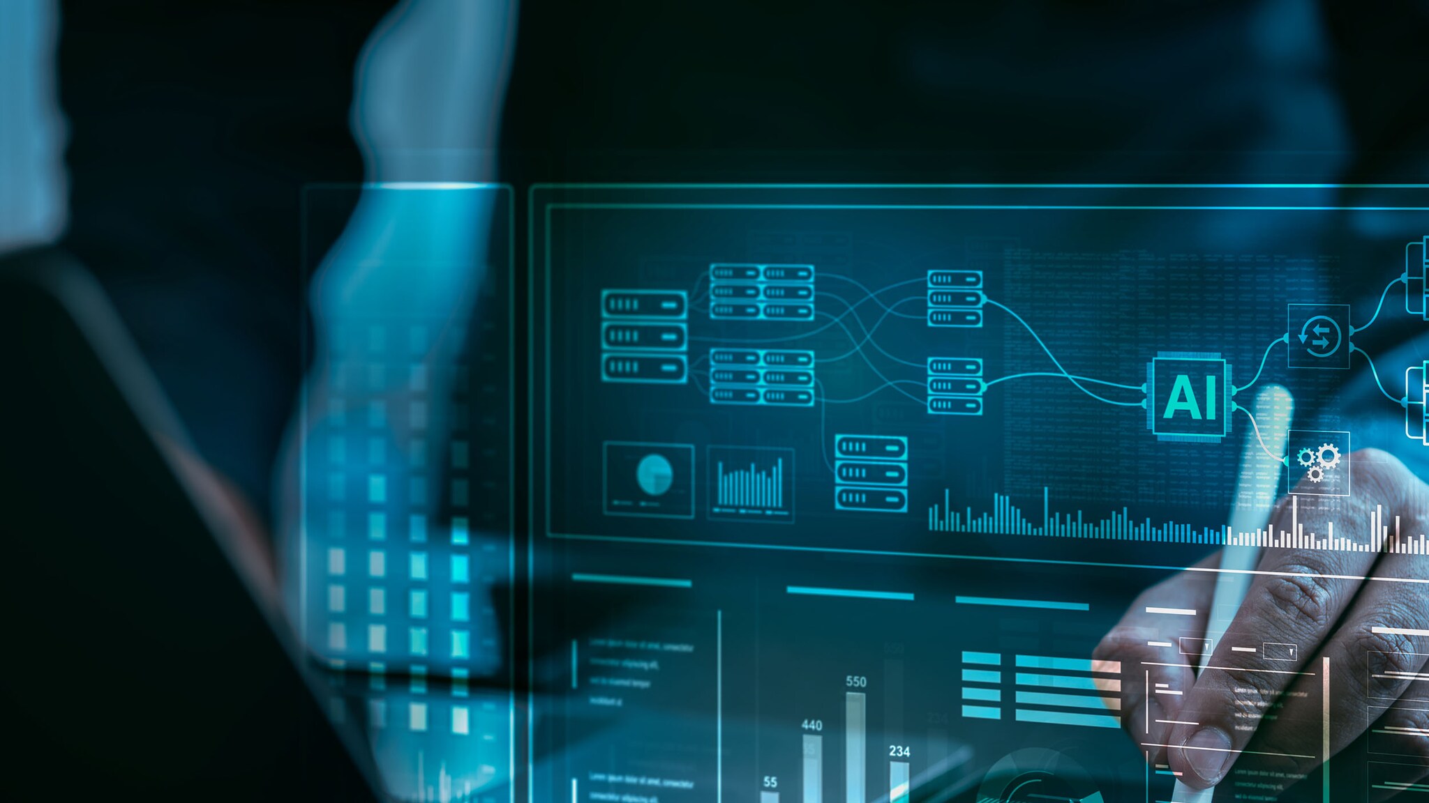 Eine Collage mit technischer Illustration in Blautönen vor einer Hand, die an einem Laptop arbeitet.