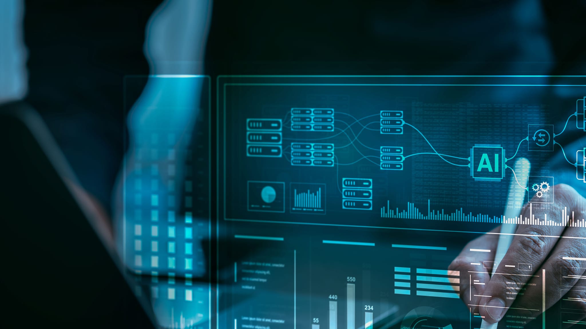 Eine Collage mit technischer Illustration in Blautönen vor einer Hand, die an einem Laptop arbeitet.