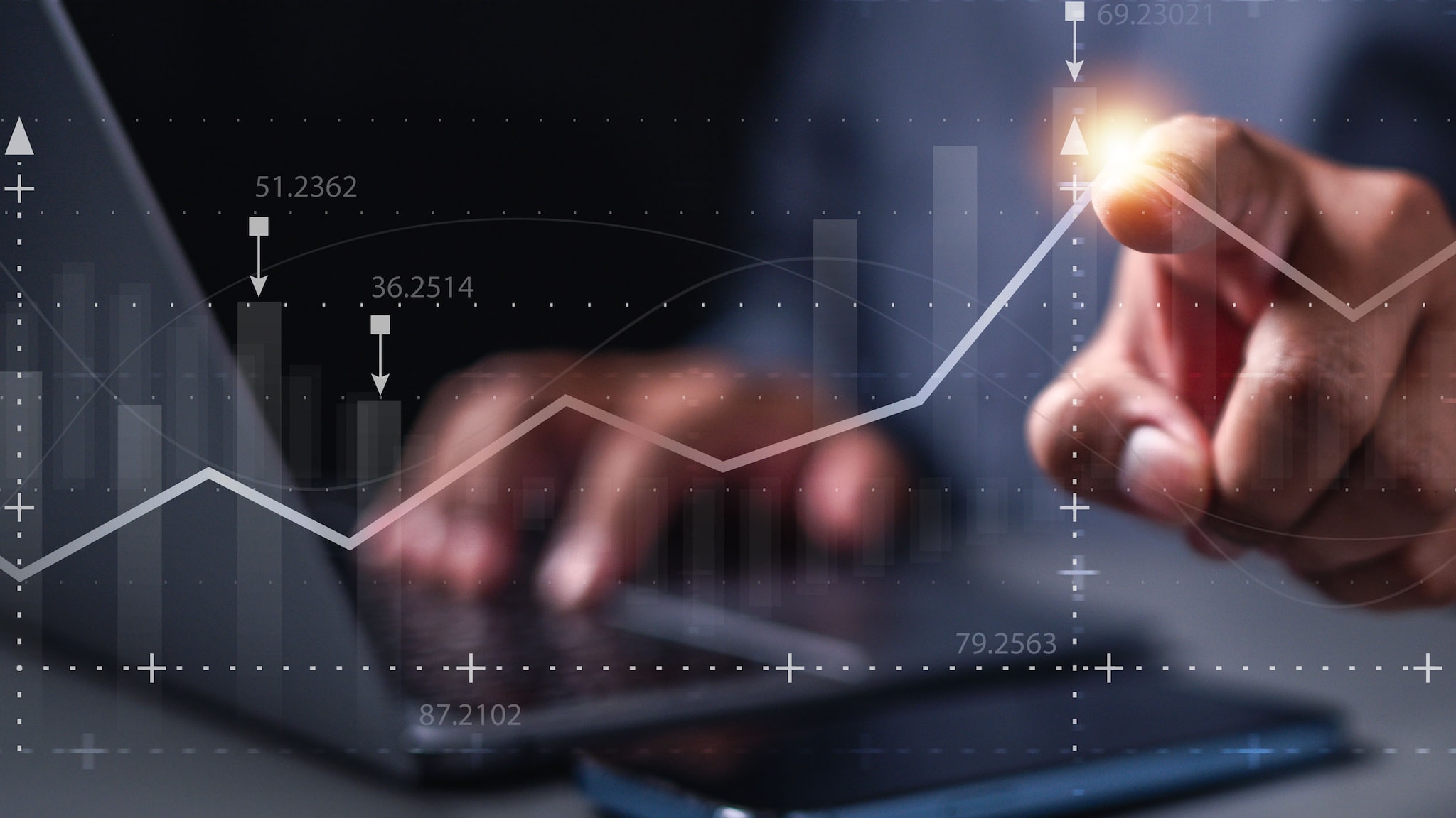 Collage mit Liniendiagramm vor dunklen Hintergrund und zwei Händen, die an einem Laptop arbeiten.