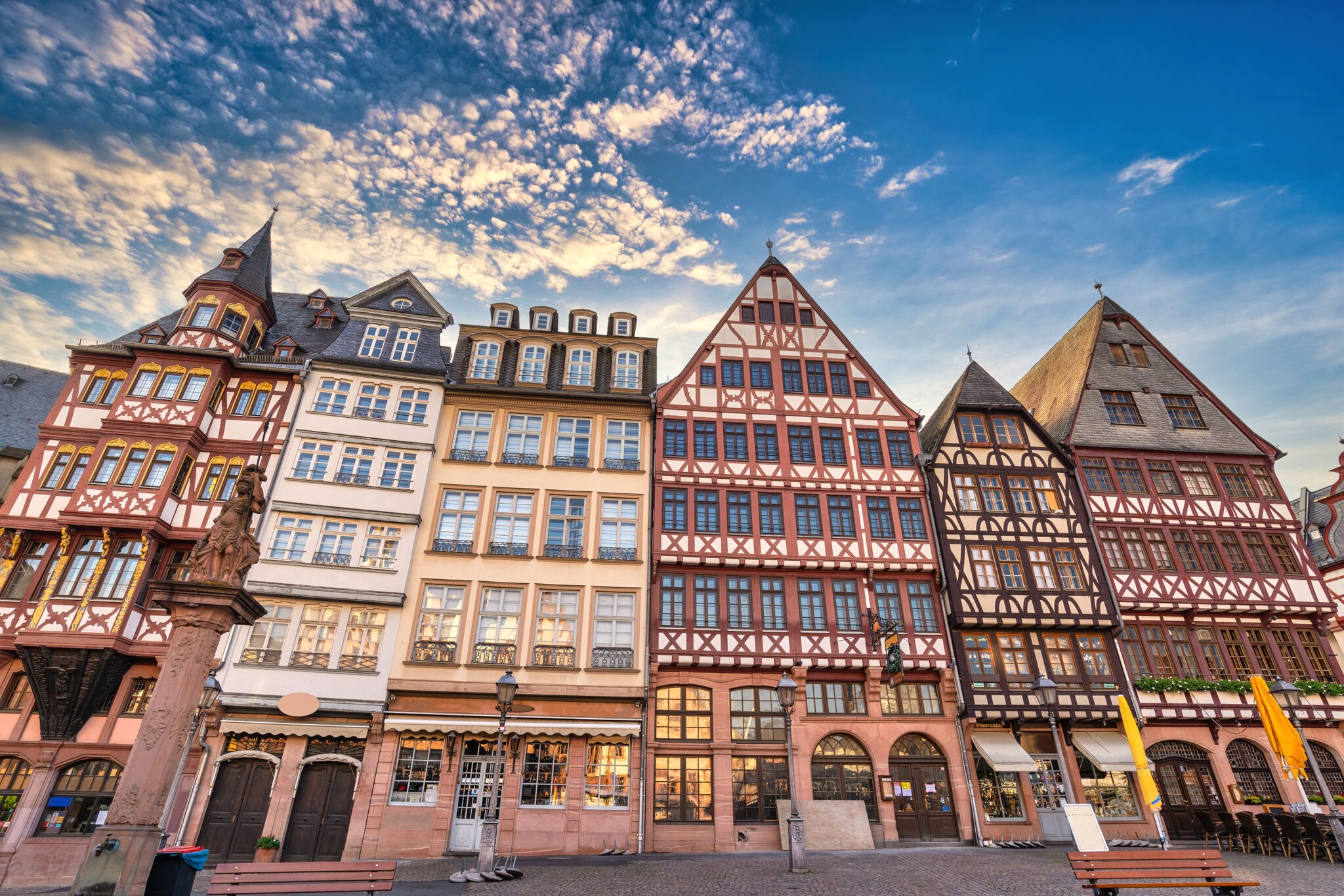 Historische Häuser auf dem Römerberg in Frankfurt.