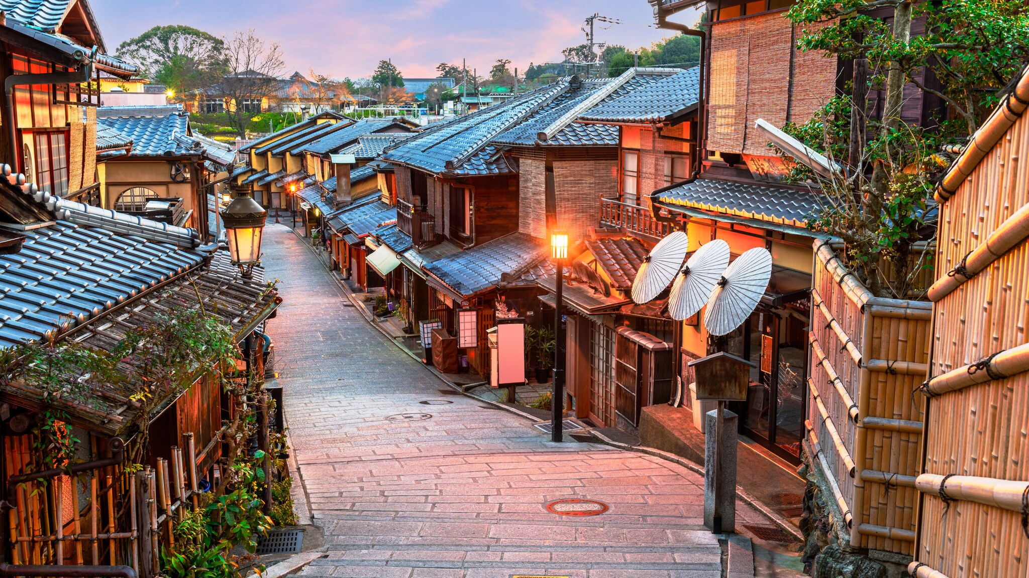 amex-magazin-fernreiseziele-august-berg-ruinenstadt Eine kleine Straße führt an etlichen, kleinen Häusern aus Bambus entlang.