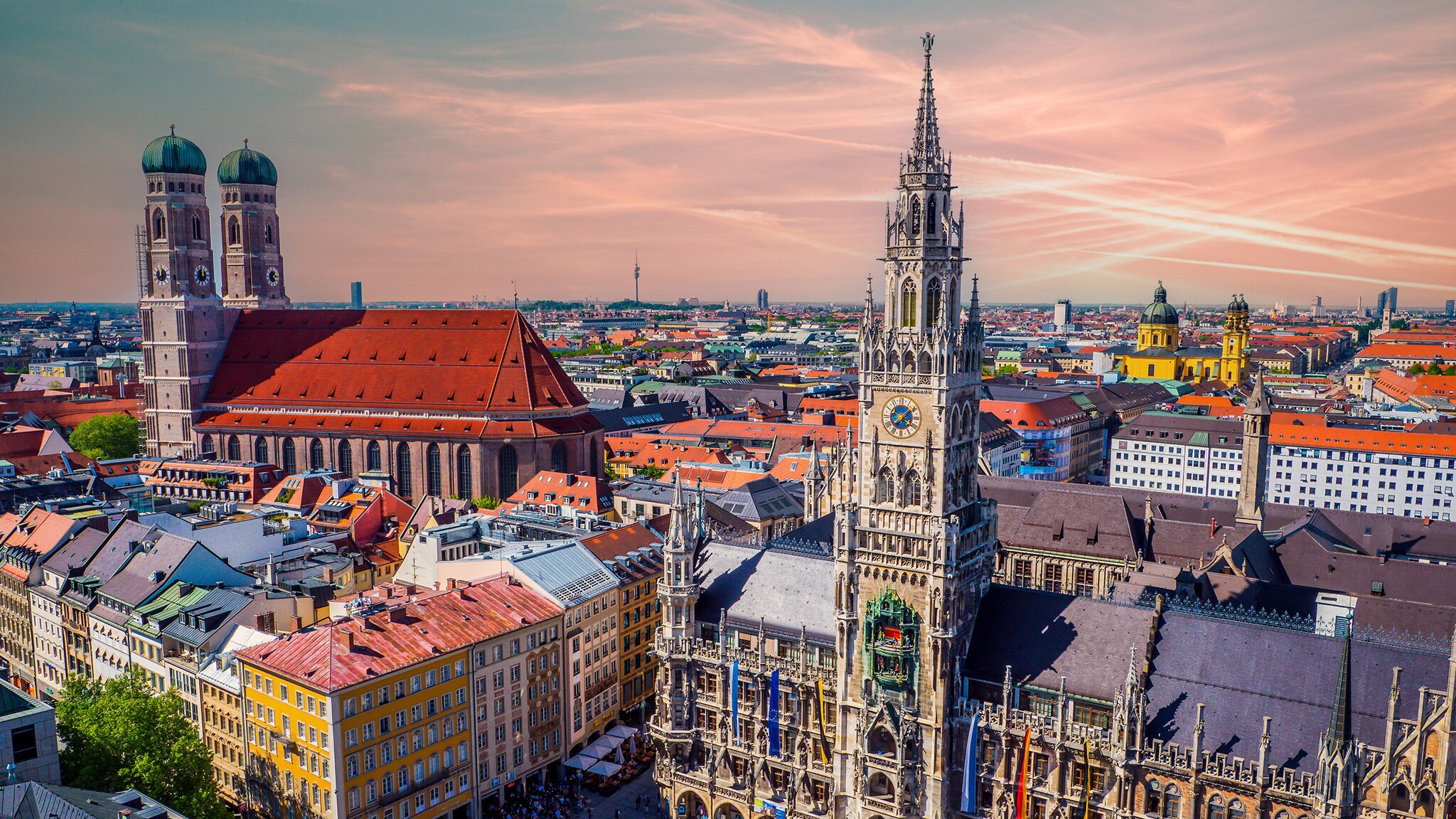 Luftaufnahme einer großen Stadt mit historischer Kirche.