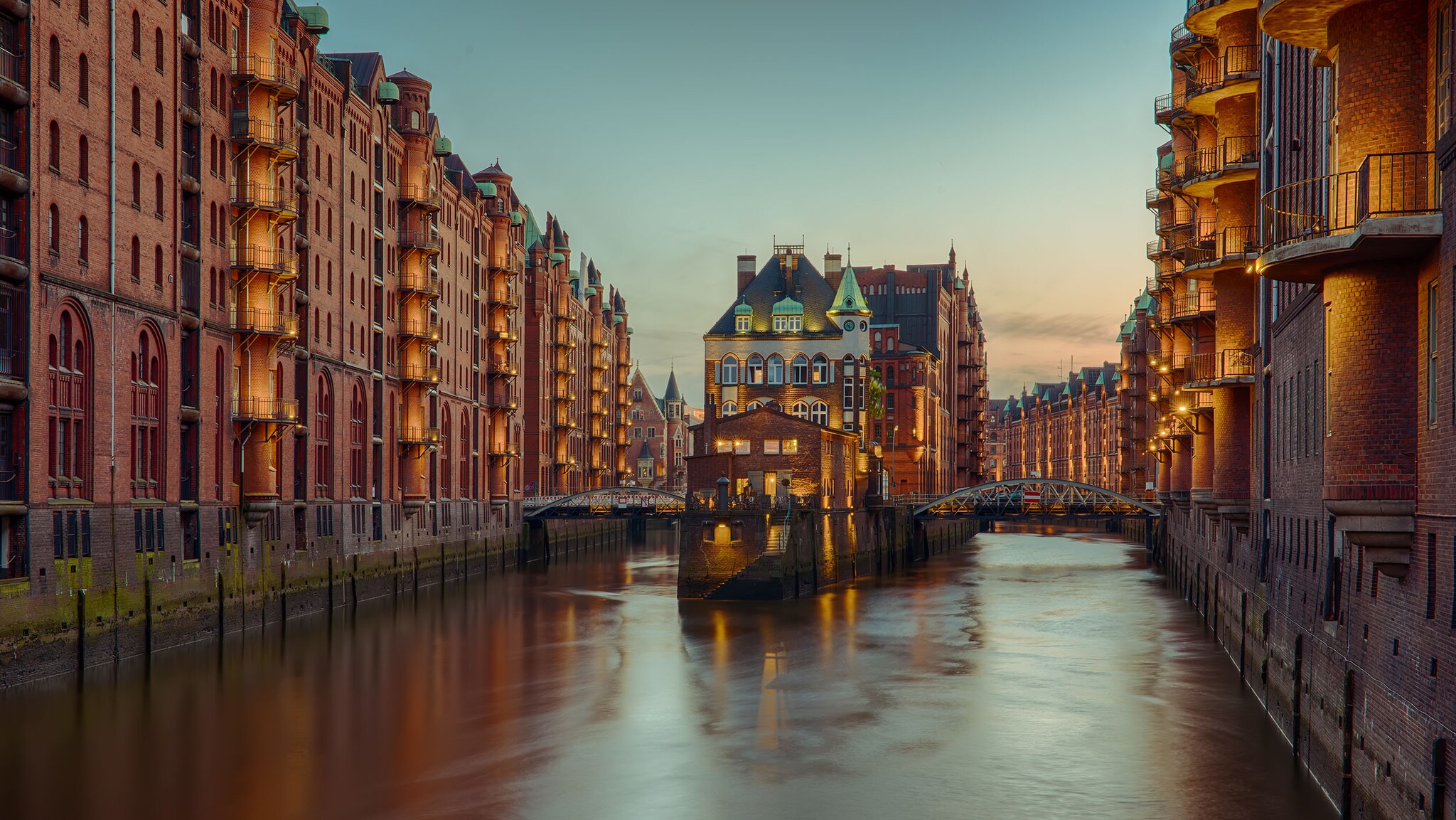 Ein Fluss fliest durch historische Backsteingebäude.