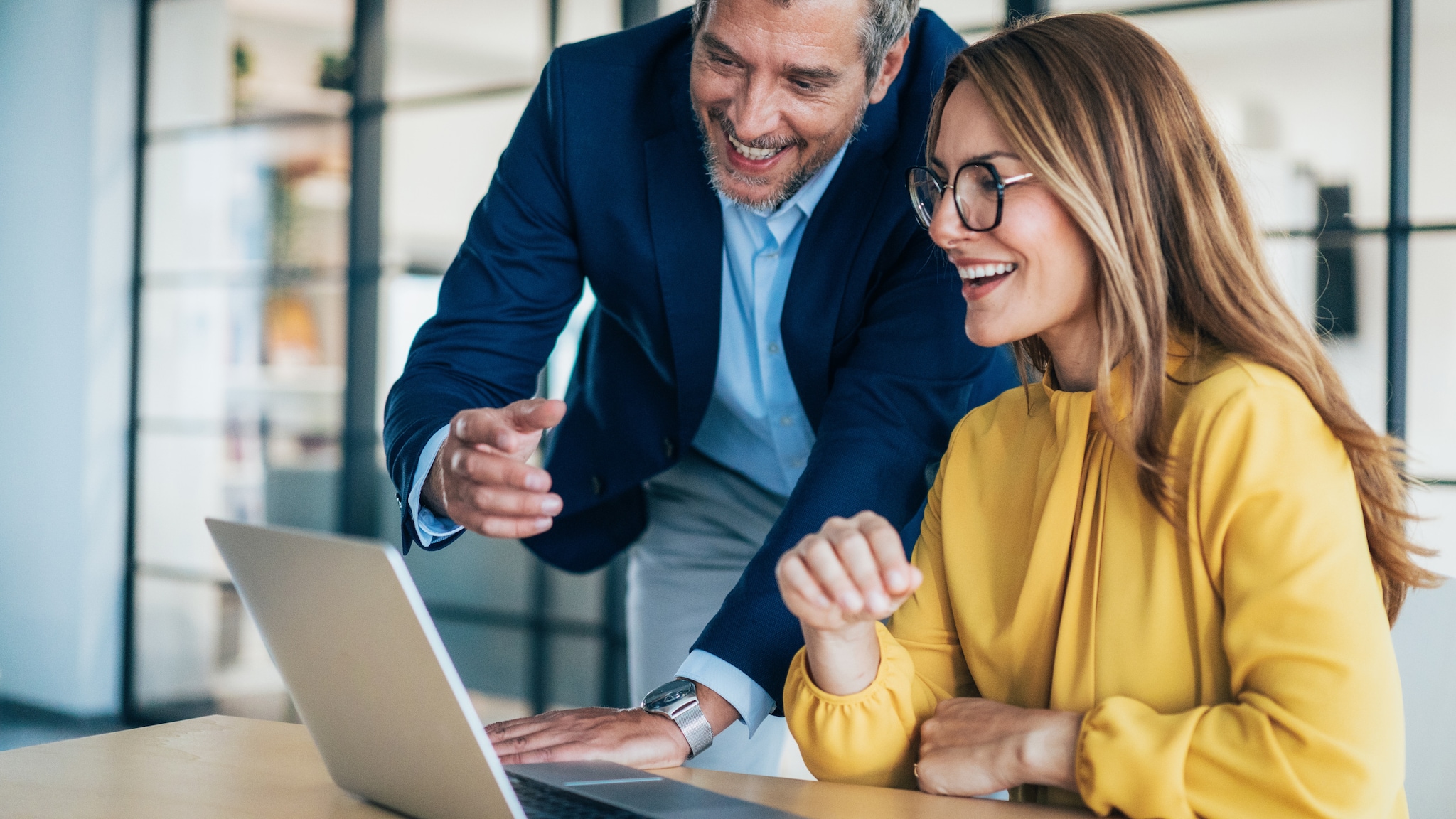 amex-sbs-event-networking-tools-mann-frau-laptop ine Frau und ein Mann schauen auf einen Laptop.