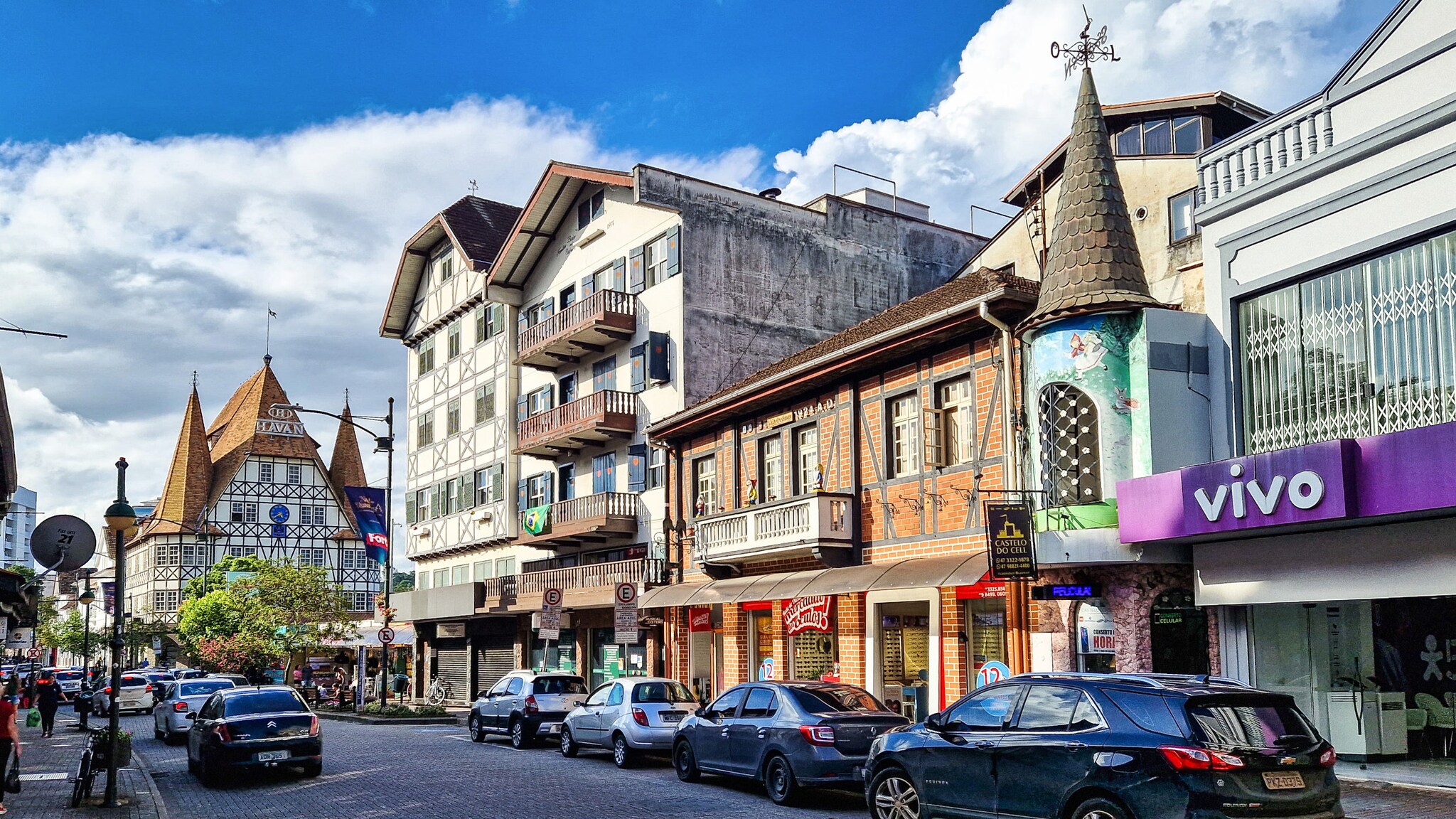 An einer Straße stehen verschiedene Fachwerkhäuser.