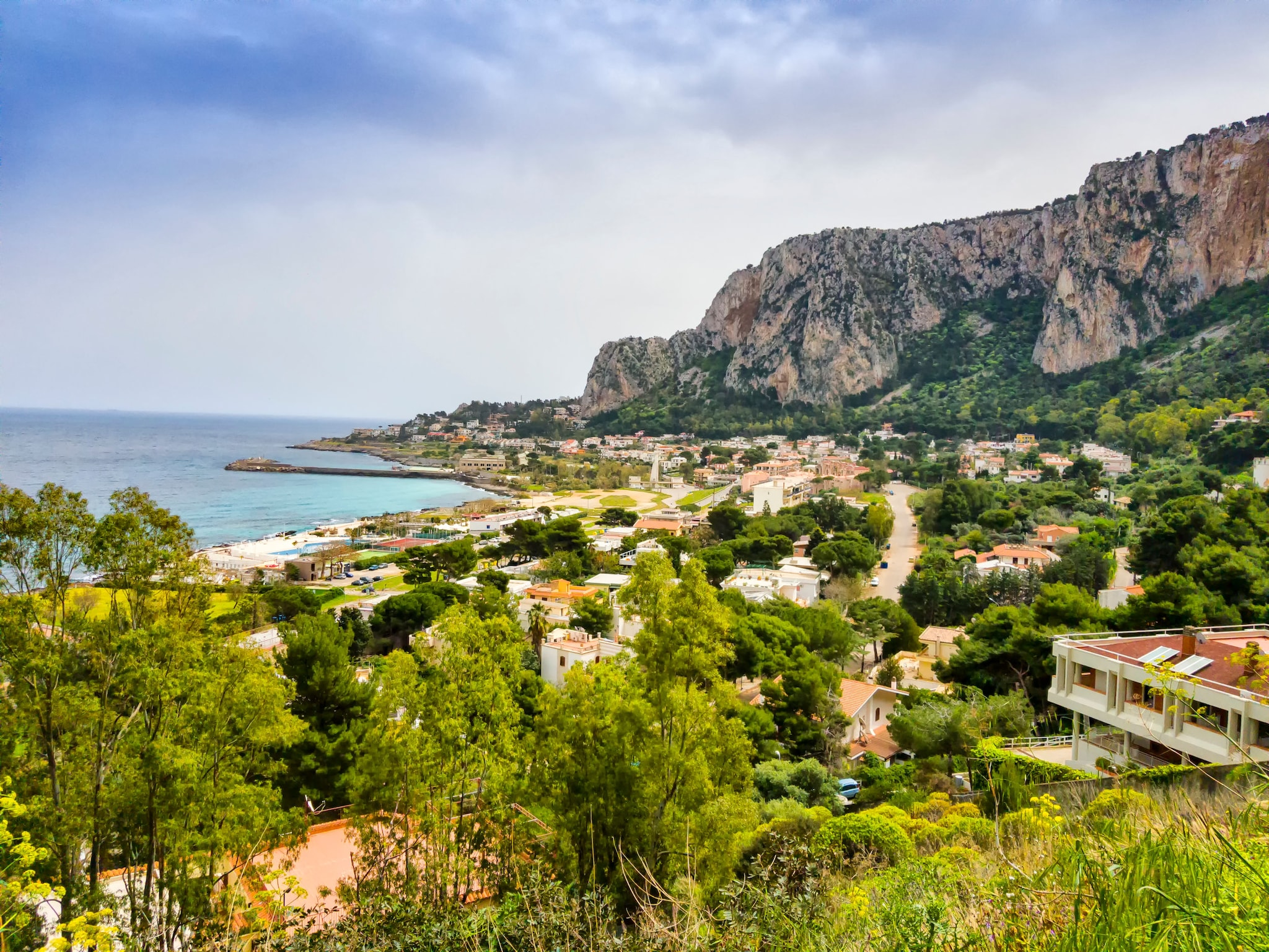 amex-magazin-palermo-strand-addaura Blick auf den Strand von Addaura mit seiner grünen Umgebung.