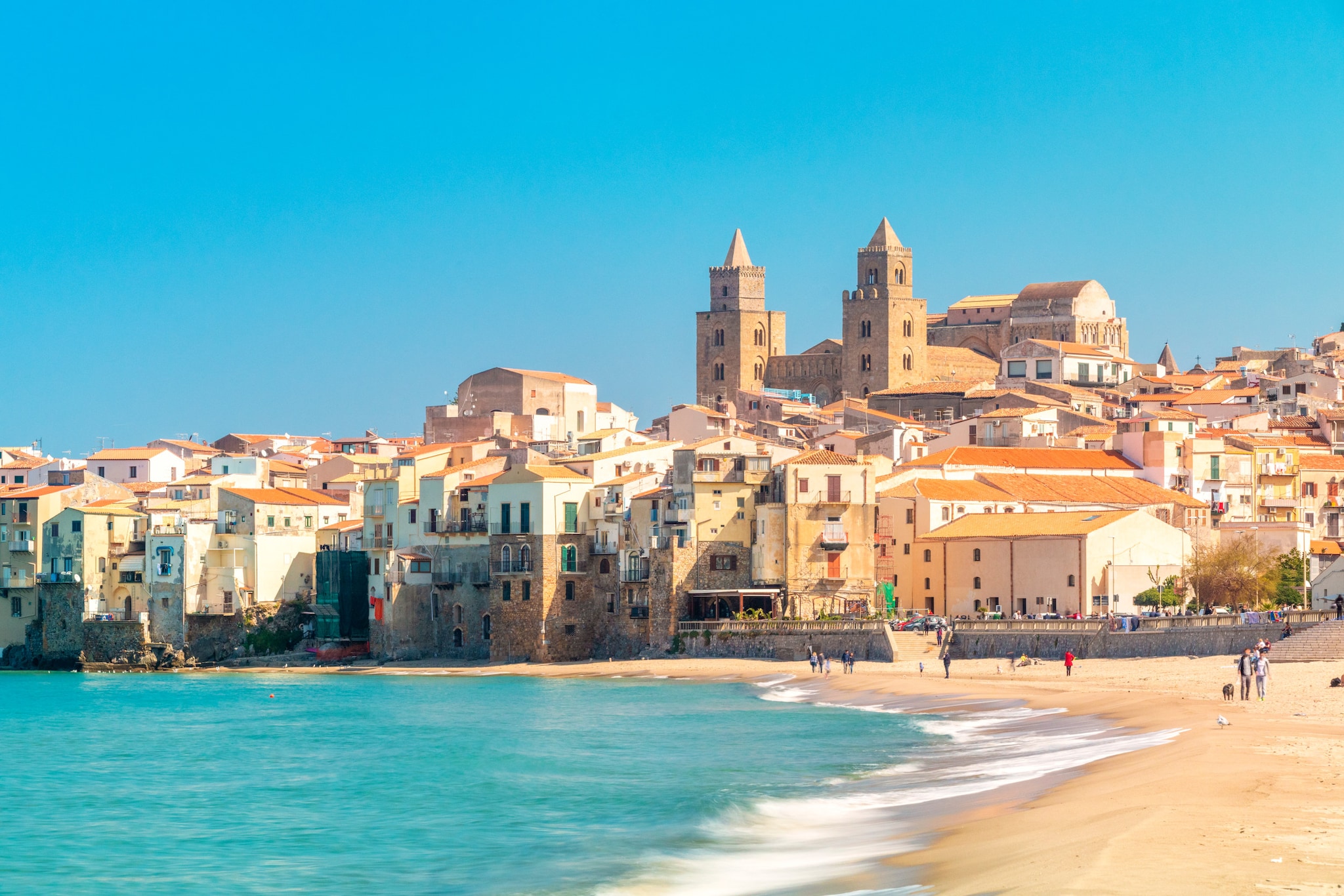 amex-magazin-palermo-strand-cefalu Einer der wohl malerischsten Strände im Umkreis von Palermo ist der Spiaggia di Cefalù mit der Kathedrale im Hintergrund.