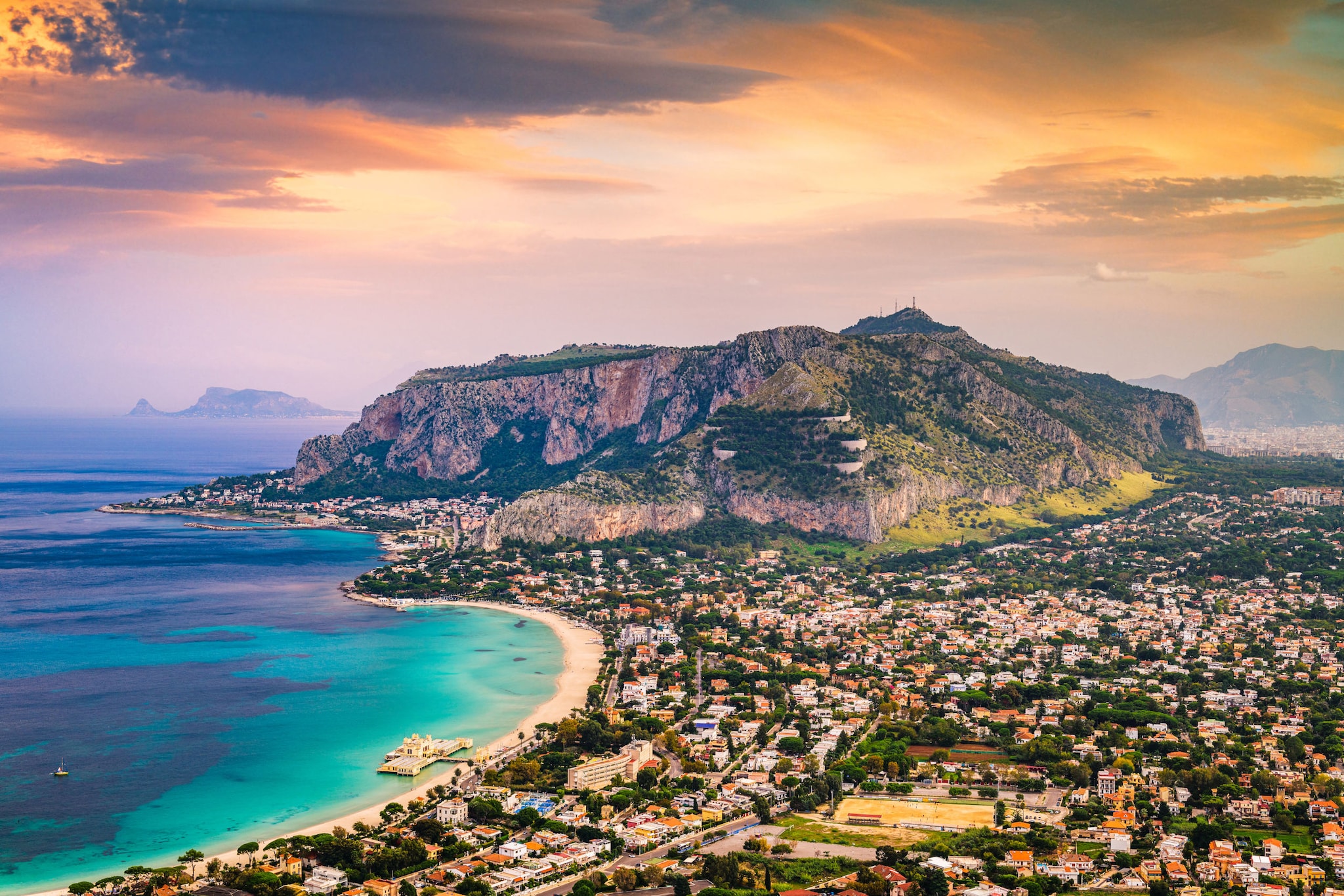 Blick auf Palermos Vorort Mondello mit seinem bekannten goldgelben Strand. 