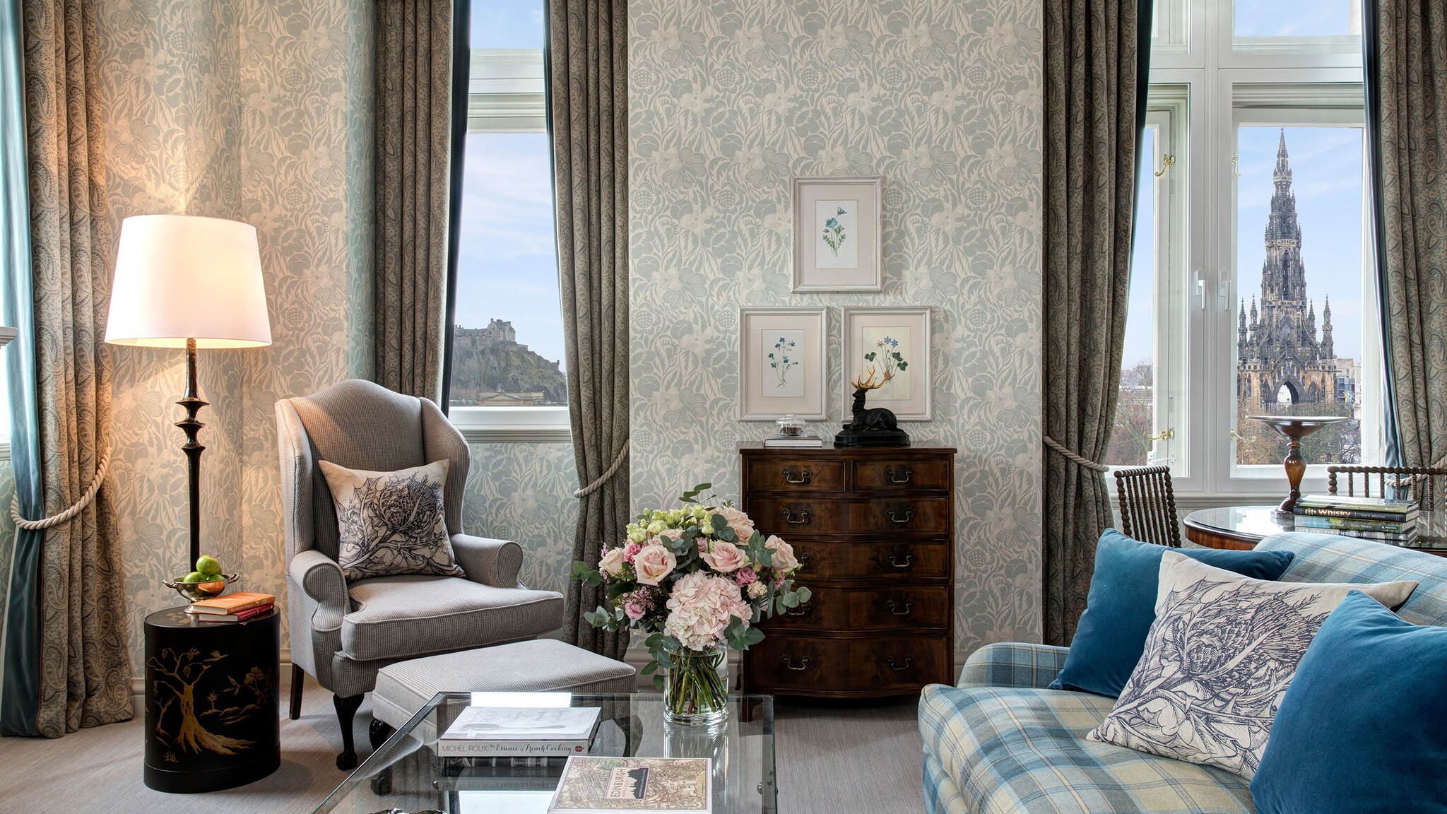 In einem Hotelzimmer stehen historische Möbel.