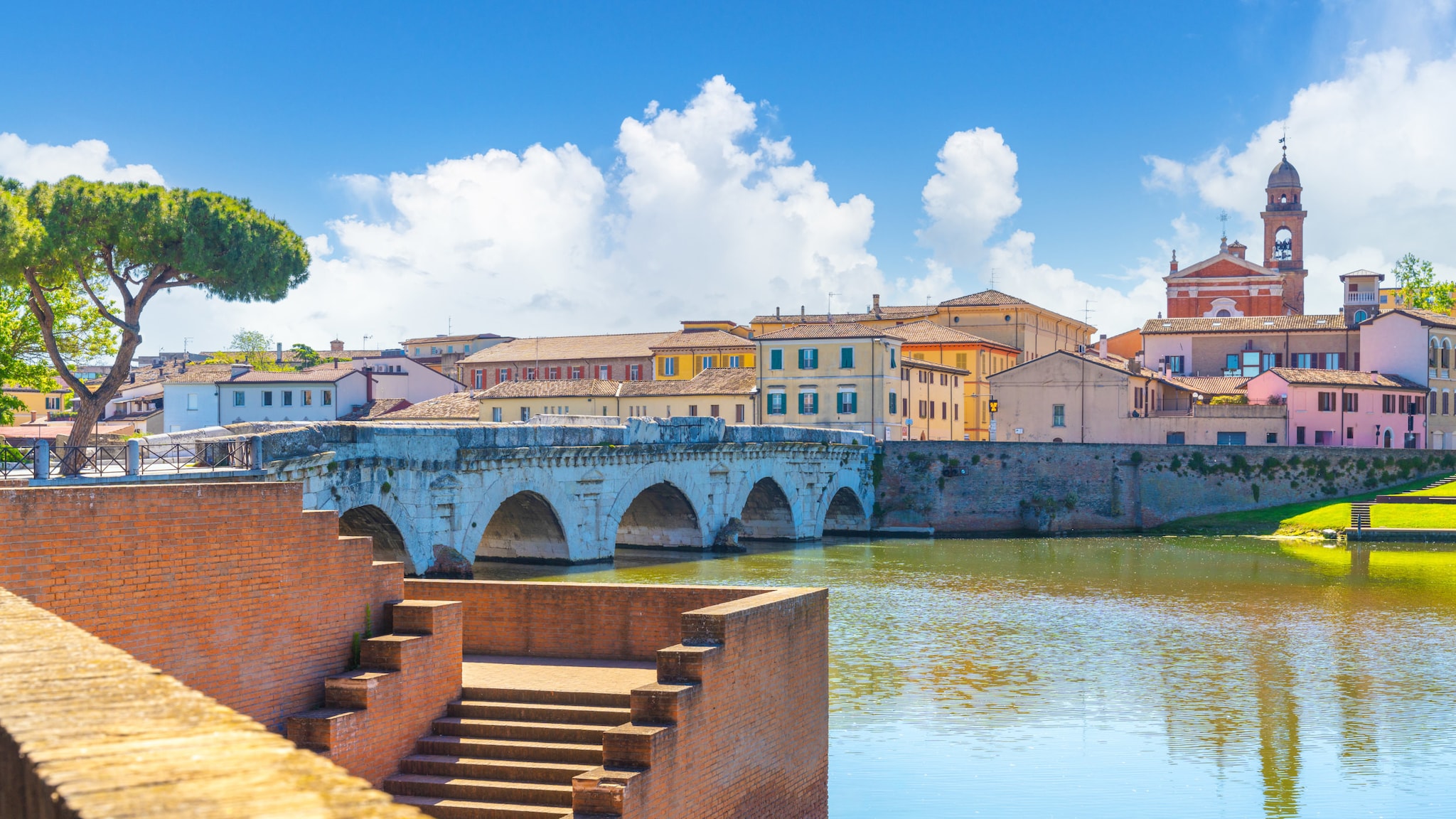 amex-magazin-rimini-italien-bruecke-fluss Blick auf Riminis Altstadt mit der historischen Tiberiusbrücke über dem Fluss Marecchia.
