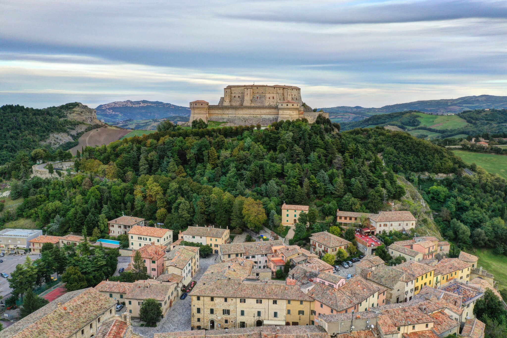 Luftaufnahme der monumentalen Festung von San Leo. 