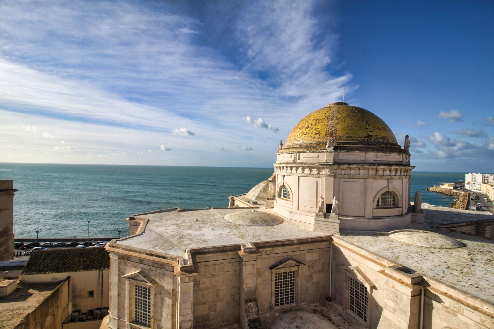 Das Dach einer Kirche mit goldener Kuppel, im Hintergrund blauer Himmel und Meer.