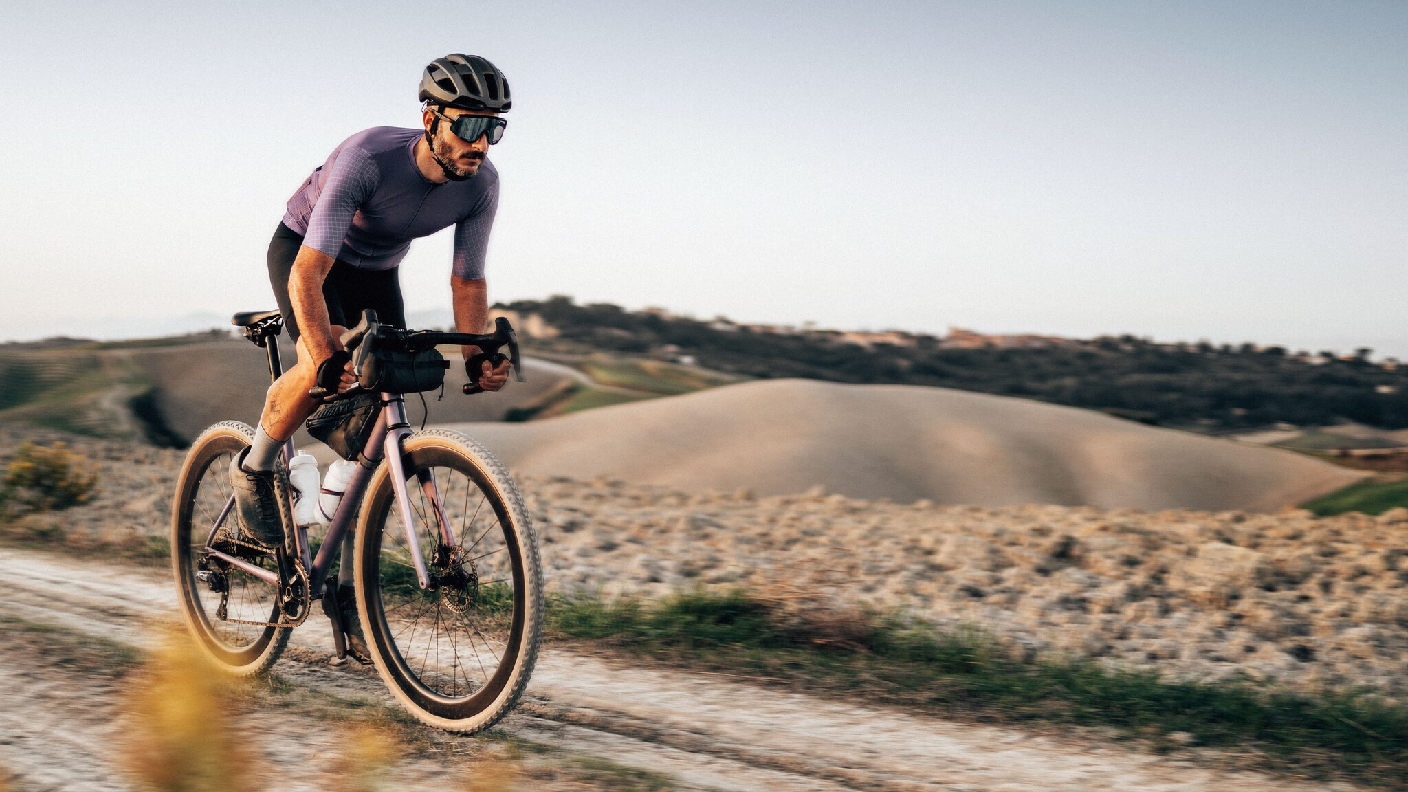 Ein Mann in Sportkleidung fährt auf einem Rennrad.