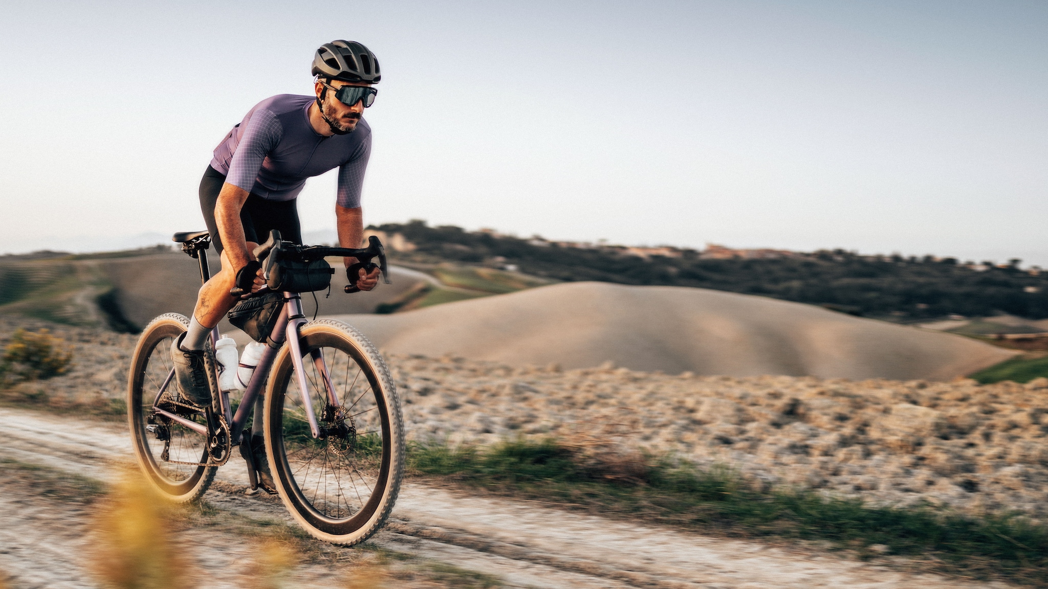 Ein Mann in Sportkleidung fährt auf einem Rennrad.