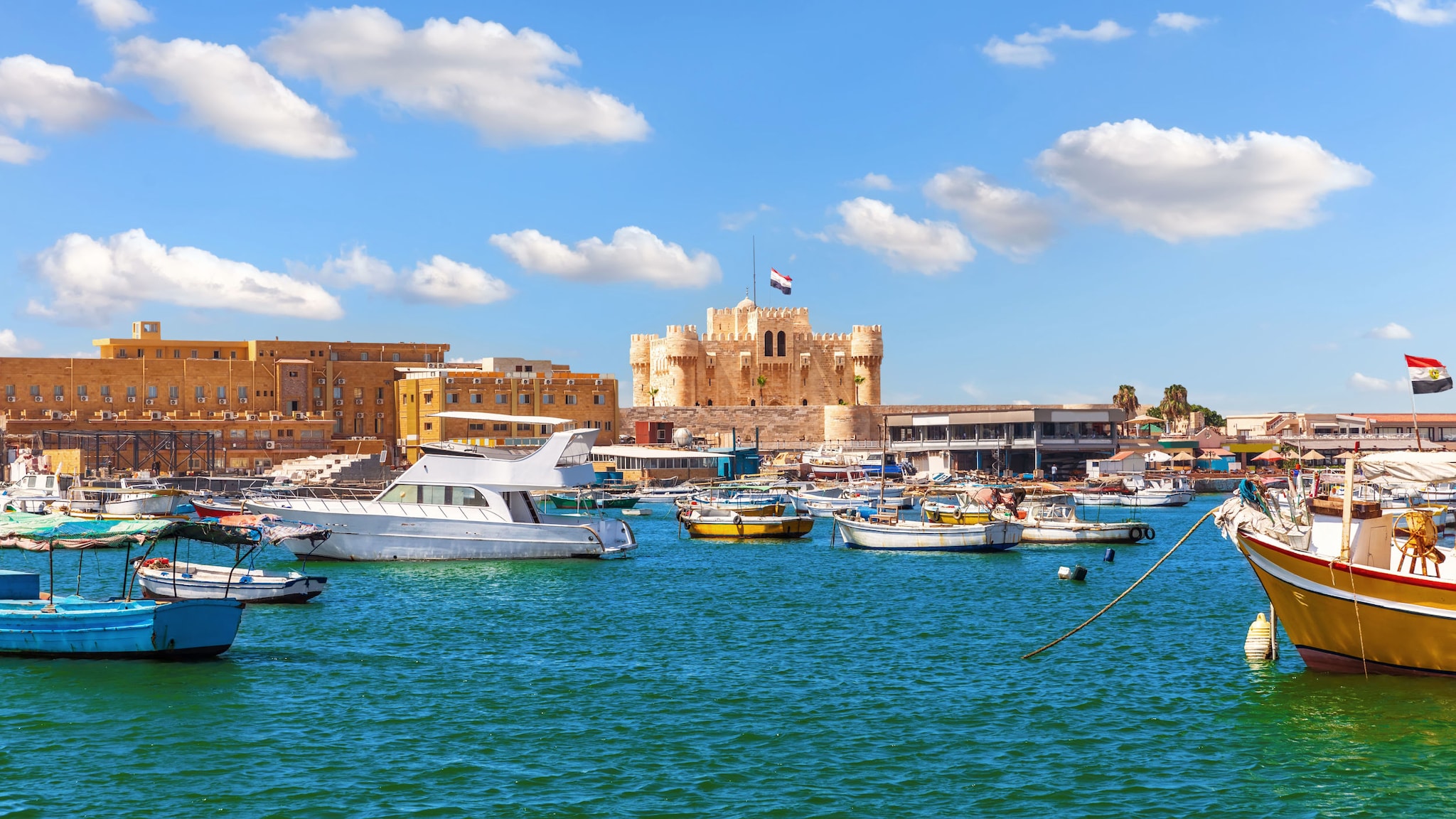 Verschiedene Boote im Hafen mit Festungsanlage mit ägyptischer Flagge. Verschiedene Boote im Hafen mit Festungsanlage mit ägyptischer Flagge.
