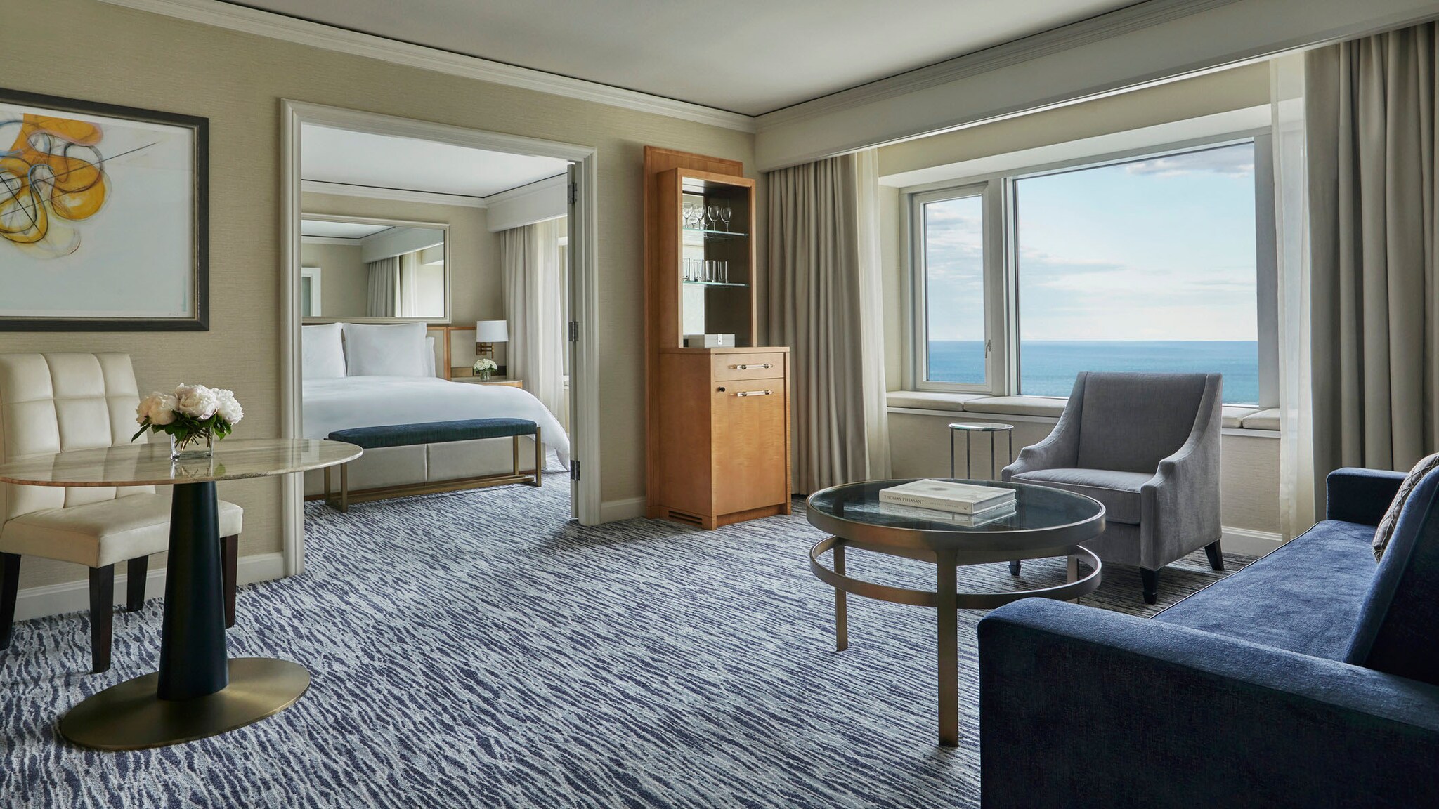 Helle Hotelsuite mit weitem Seeblick.