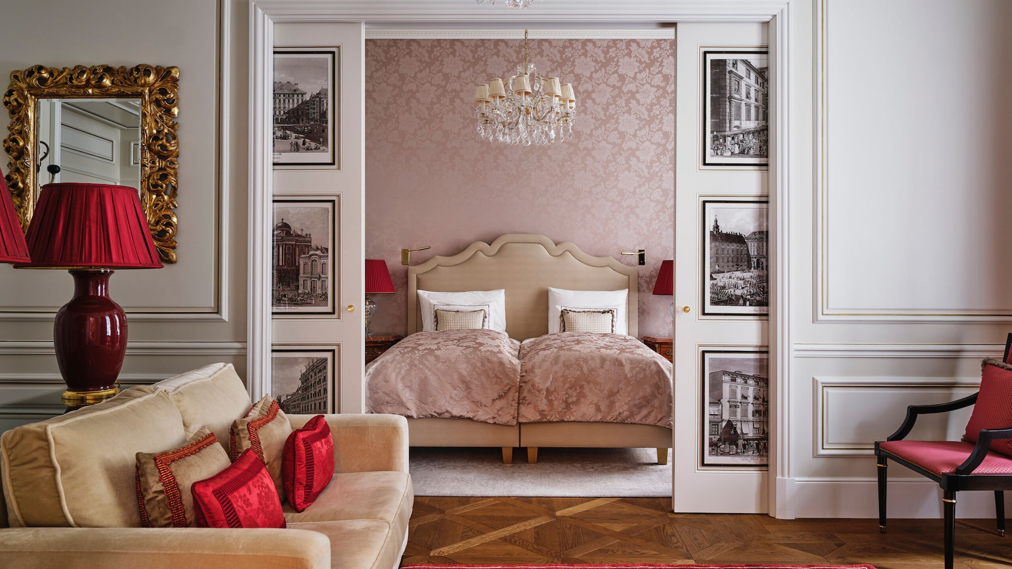 Blick ins Schlafzimmer mit Doppelbett unter einem Kronleuchter in einer luxuriösen, prunkvollen Hotelsuite.