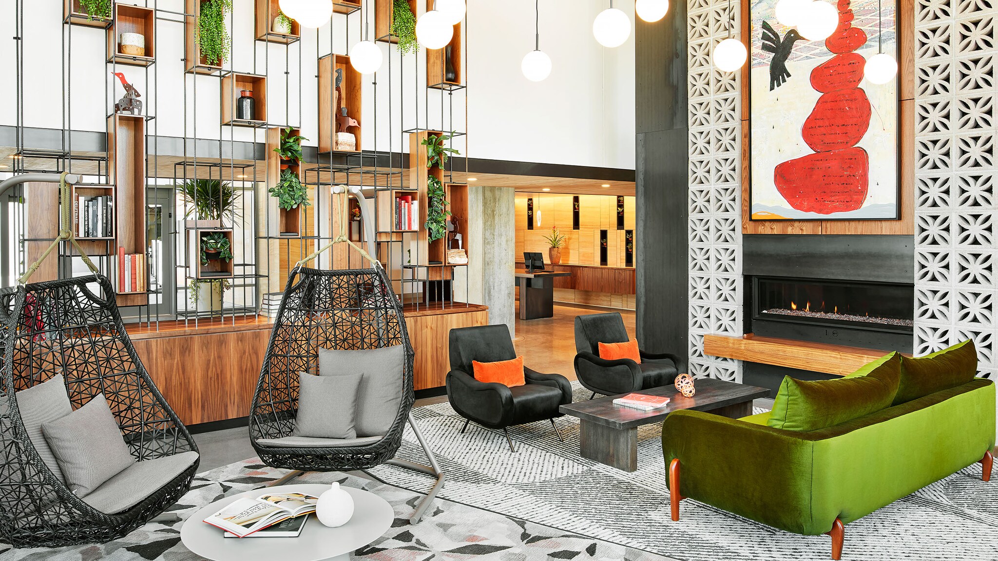 Helle, moderne Hotellobby mit Sitzgelegenheiten.